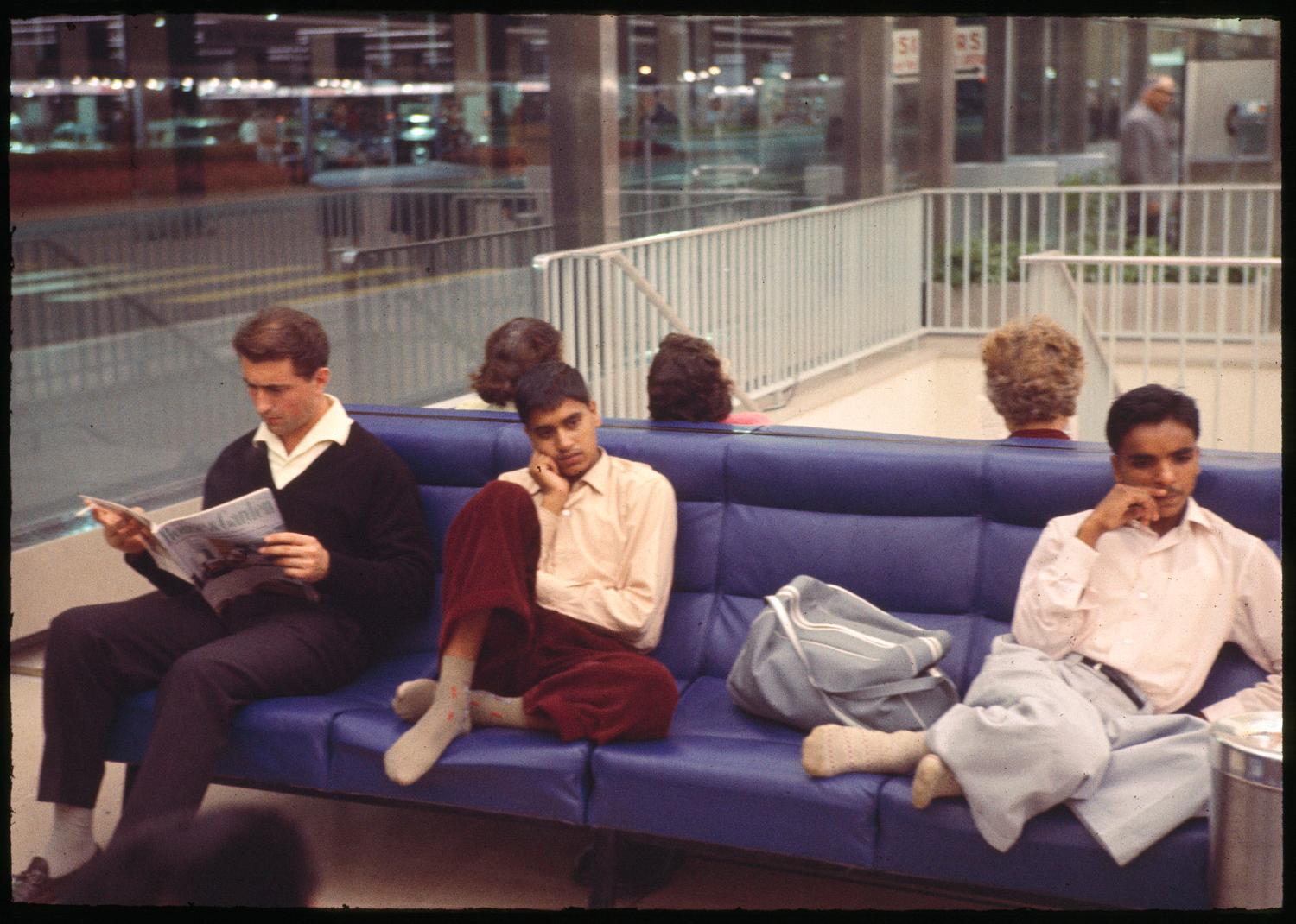 1961, passagers dans le Grand Hall, rez-de-chaussée.