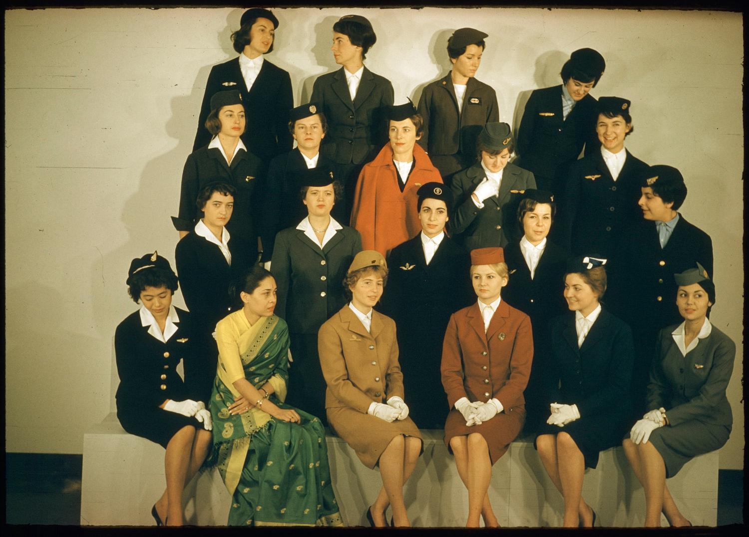 24/02/1961 Inauguration des Installations Terminales, hôtesses des compagnies aériennes: 1er rang, 4ème en partant de la droite: hôtesse en uniforme de l'Aéroport de Paris, 6ème en partant de la droite: hôtesse en uniforme de la Pan Am (uniforme dessiné par Don Loper en 1959), dernier rang  2ème en partant de la gauche: hôtesse de la TWA