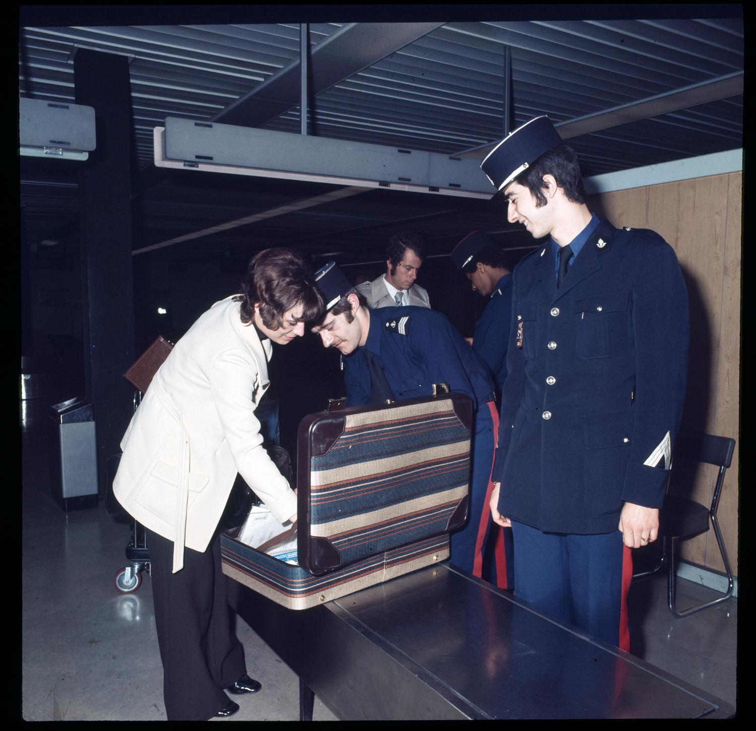 1971, rez-de-chaussée, les douanes coté arrivée. 