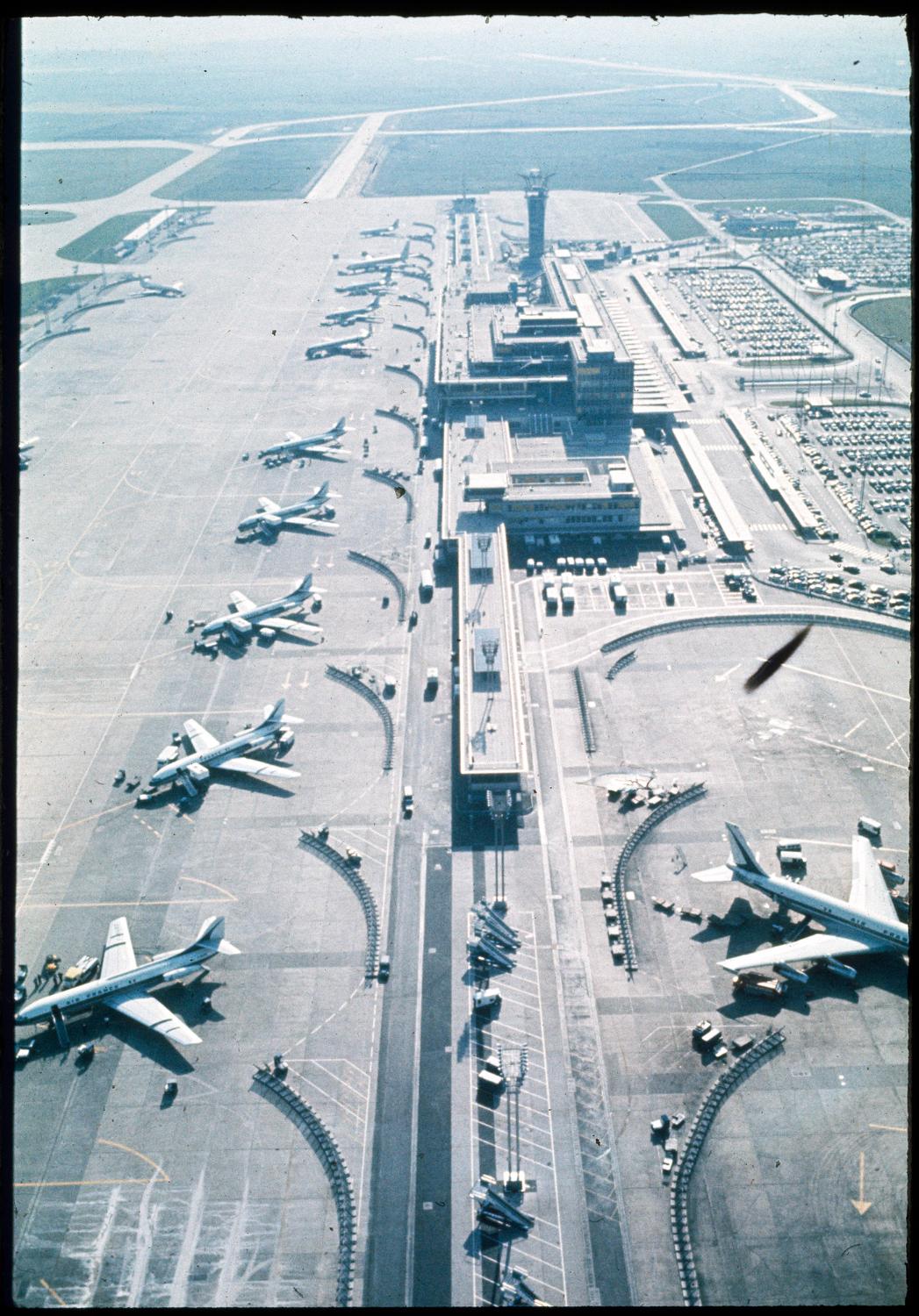 1964 1966, la construction de la nouvelle tour de contrôle vue depuis l'est.