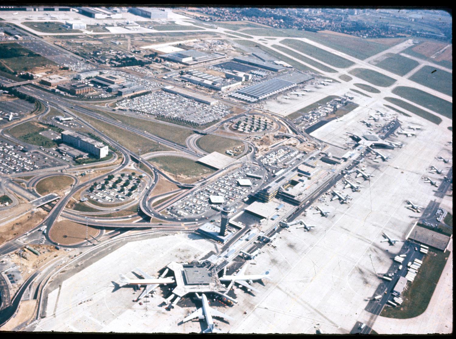 1968 1971, la construction d'Orly-Ouest et des satellites d'Orly-Sud vue prise en 1970 depuis le sud ouest.