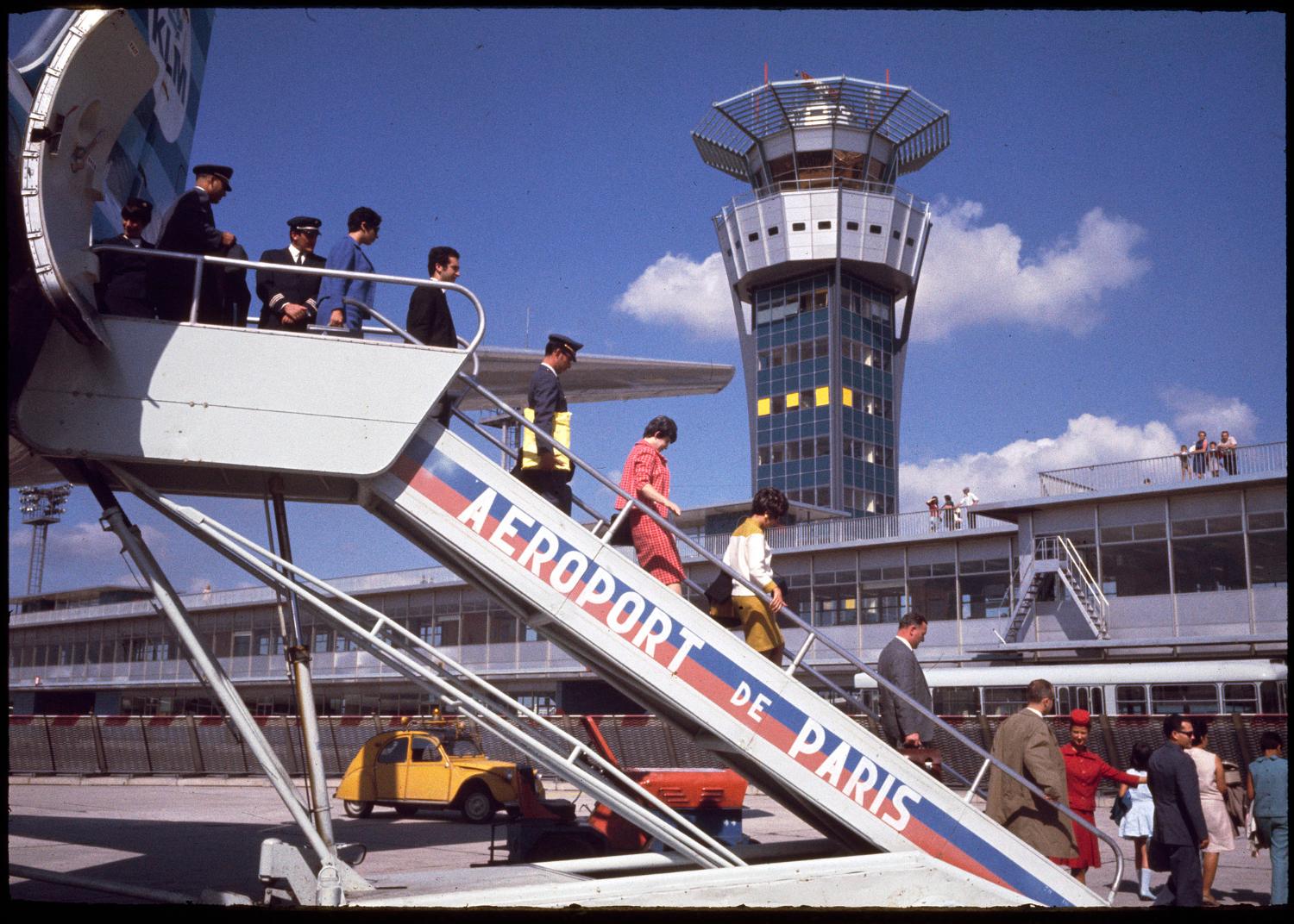 1966, la nouvelle tour de contrôle vue depuis les aires de stationnement des avions.