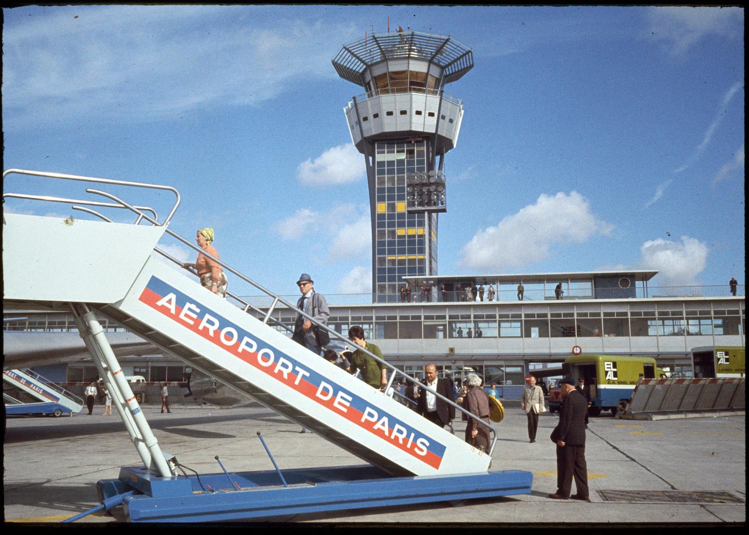 1966, la nouvelle tour de contrôle vue depuis les aires de stationnement des avions.