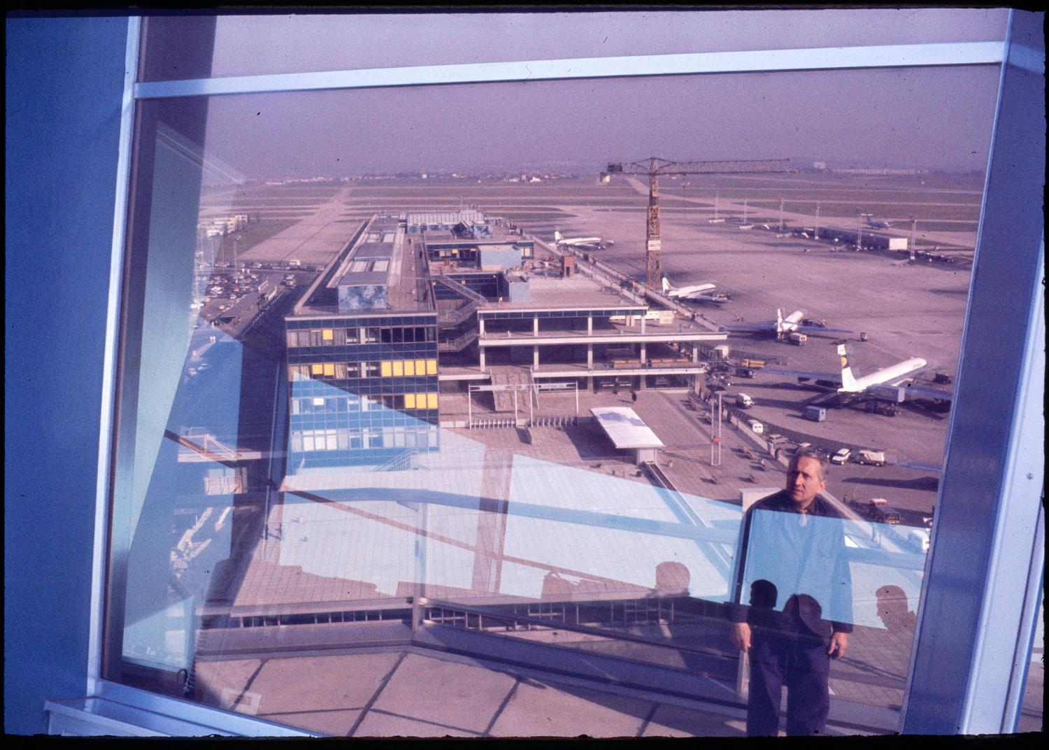 28/02/1968, les terrasses d'Orly vues depuis la tour de contrôle.  ; 28/02/1968, les Installations Terminales vues depuis la tour de contrôle (ouest).