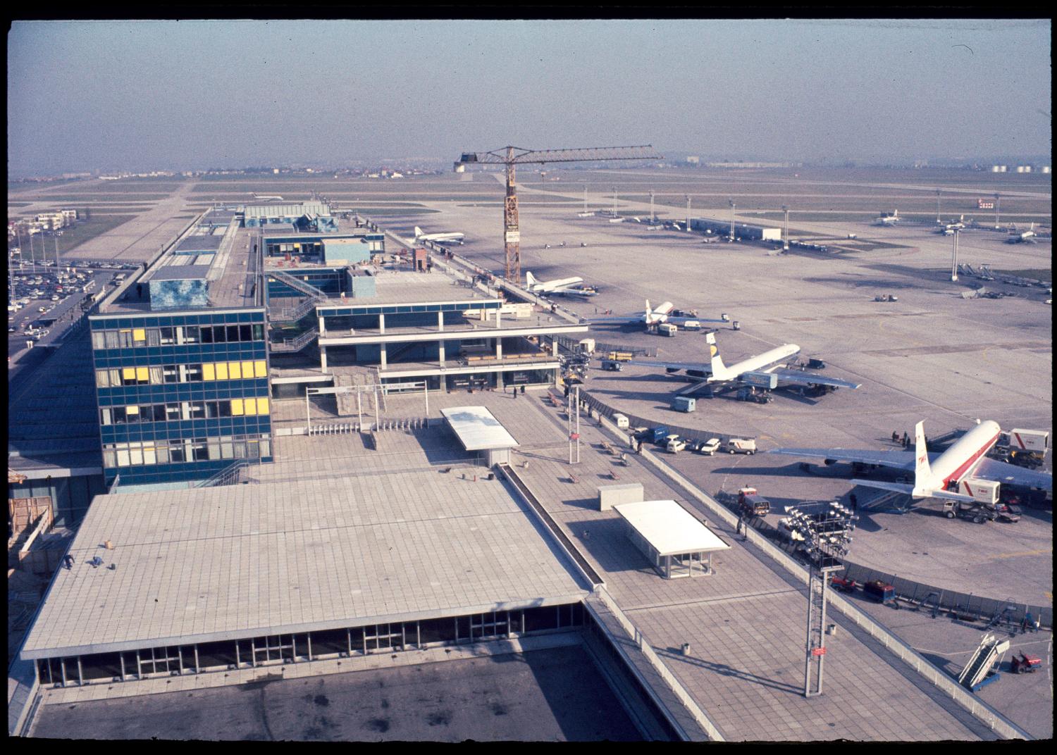 28/02/1968, les terrasses d'Orly vues depuis la tour de contrôle.  ; 28/02/1968, les Installations Terminales vues depuis la tour de contrôle (ouest).