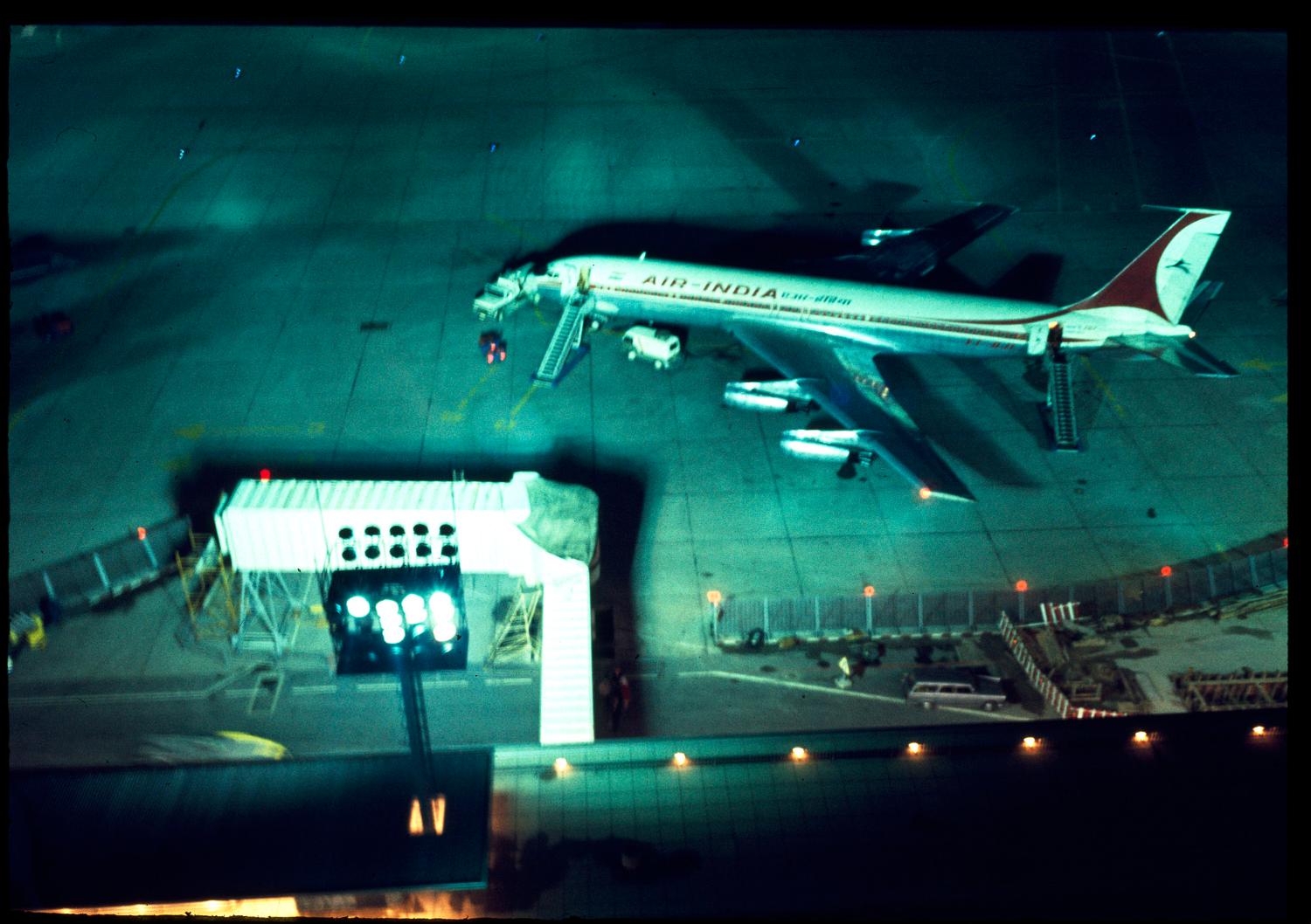 1968, la première passerelle d'embarquement de l'aéroport d'Orly.