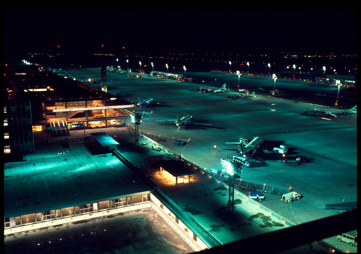 1968, les terrasses d'Orly vues depuis la tour de contrôle.  ; 1968, les terrasses d'Orly vues depuis la tour de contrôle. 