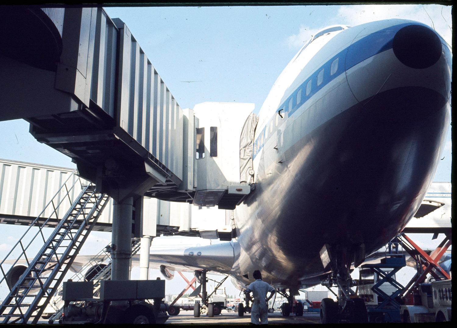 06/1970, Boeing 747 de la Pan Am, les premières passerelles d'embarquement de l'aéroport d'Orly