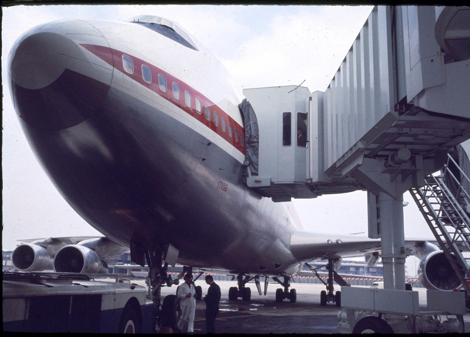 06/1970, Boeing 747 de la TWA, les premières passerelles d'embarquement de l'aéroport d'Orly