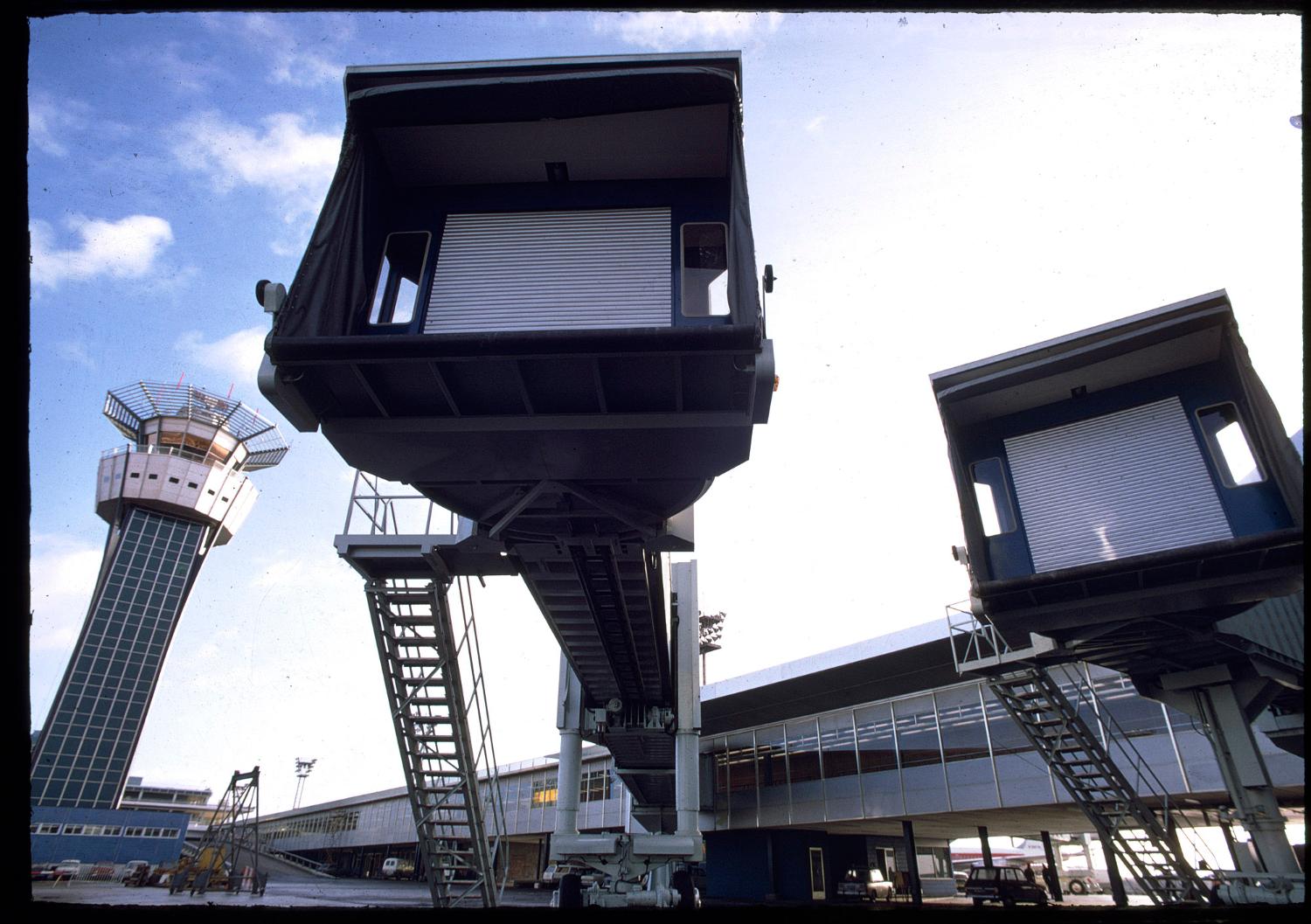 06/1970, les premières passerelles d'embarquement de l'aéroport d'Orly