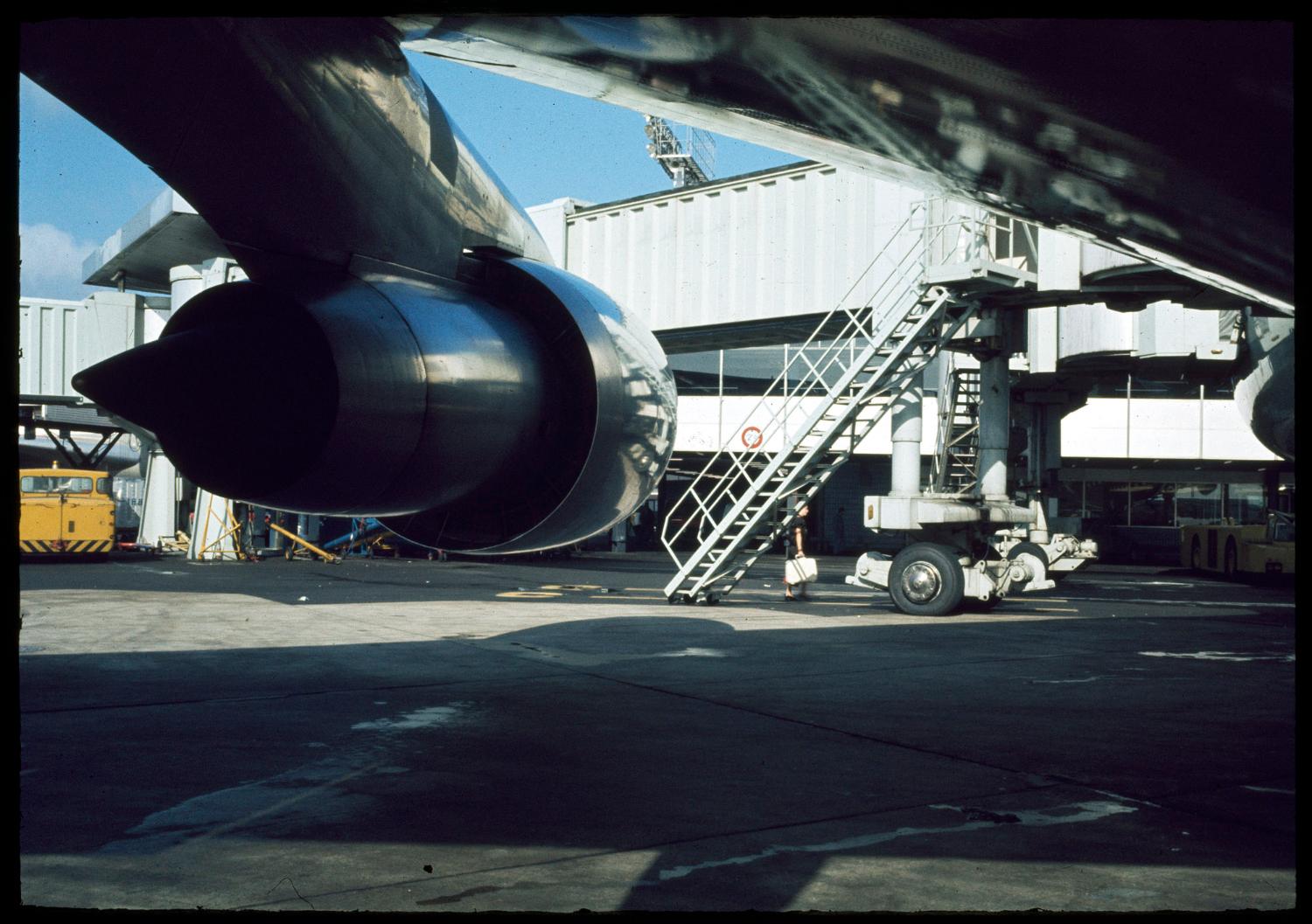 09/1971, les premières passerelles d'embarquement de l'aéroport d'Orly