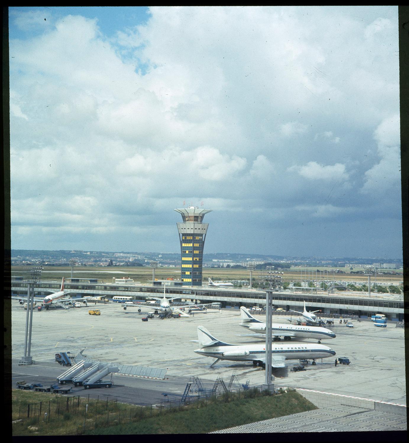 1964 1966, la construction de la nouvelle tour de contrôle vue depuis la tour du PCR (sud est).