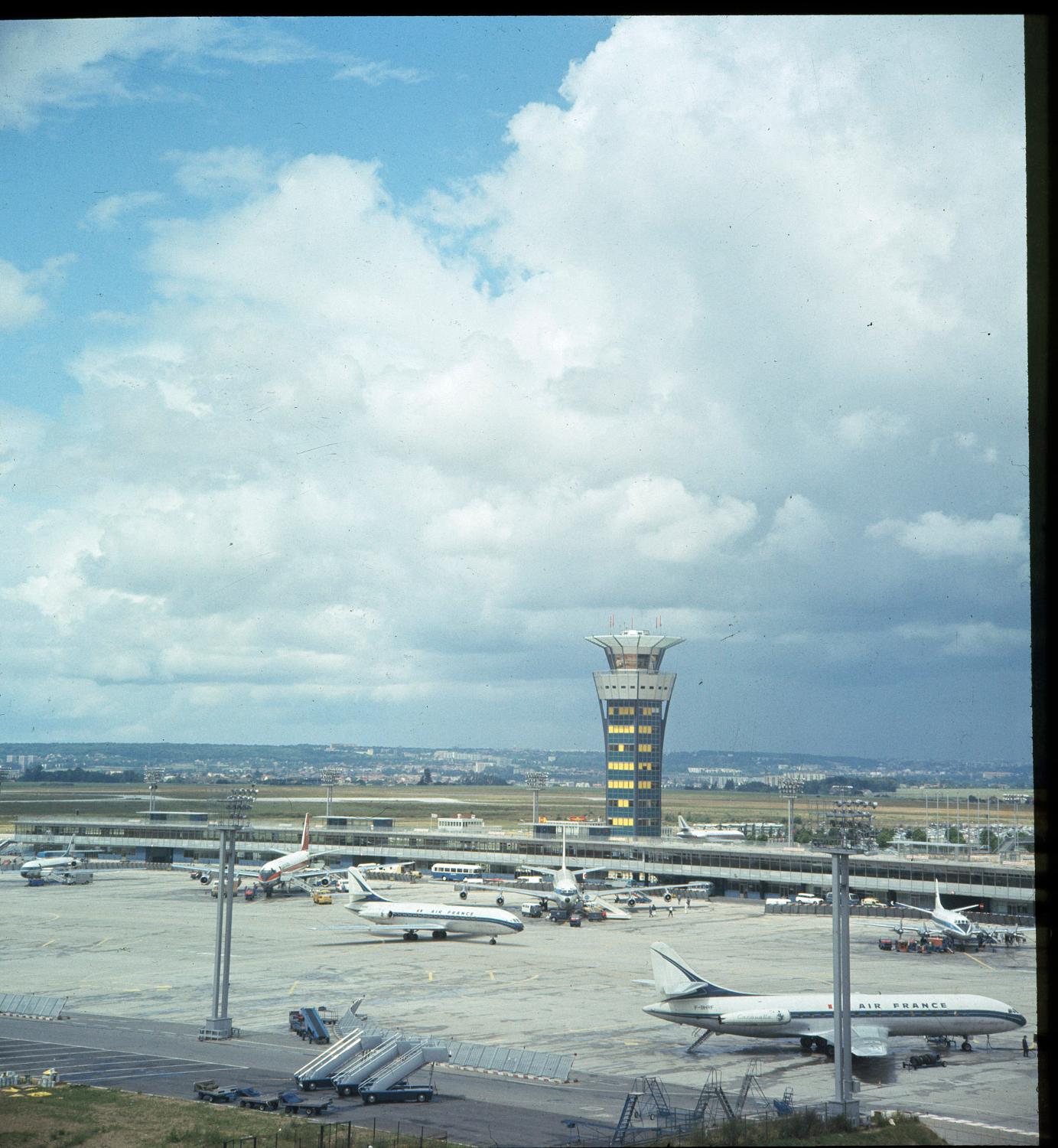 1964 1966, la construction de la nouvelle tour de contrôle vue depuis la tour du PCR (sud est).