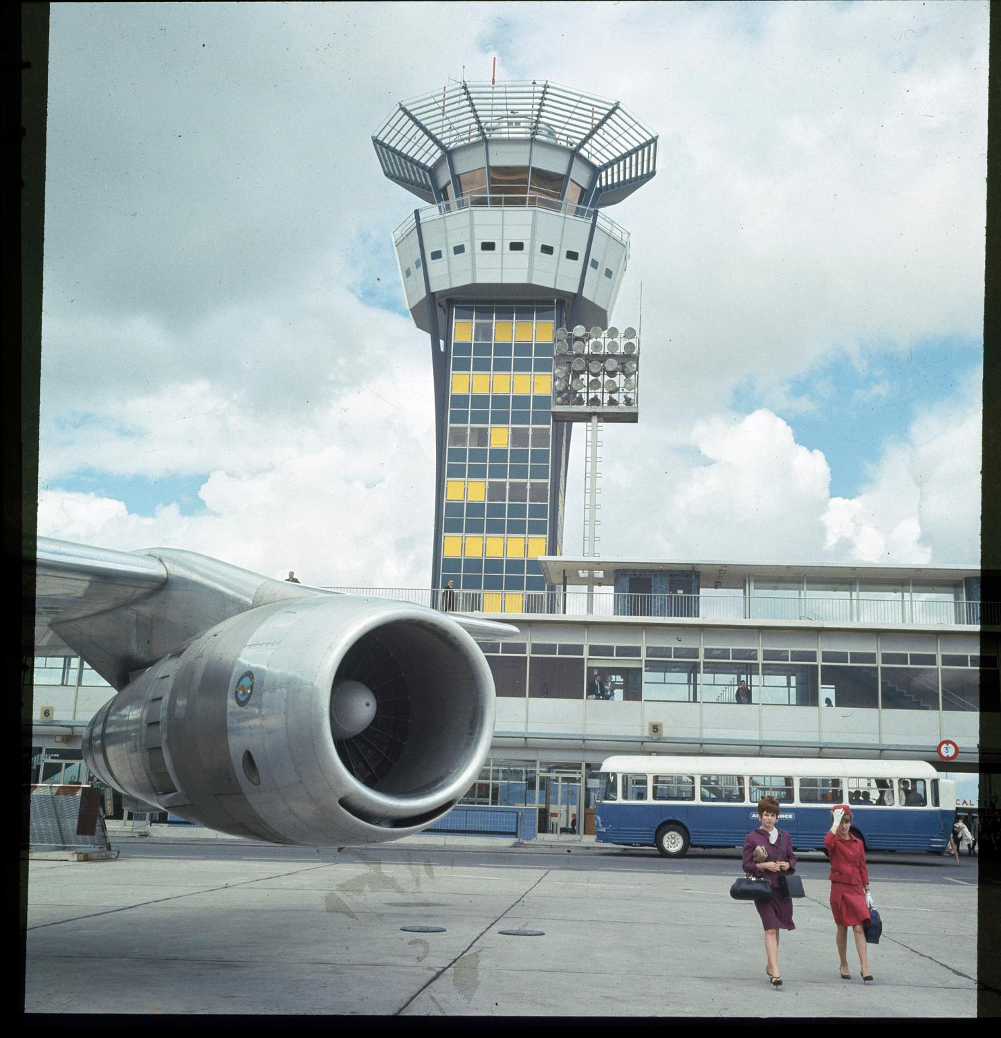 1965, la nouvelle tour de contrôle vue depuis les aires de stationnement des avions.