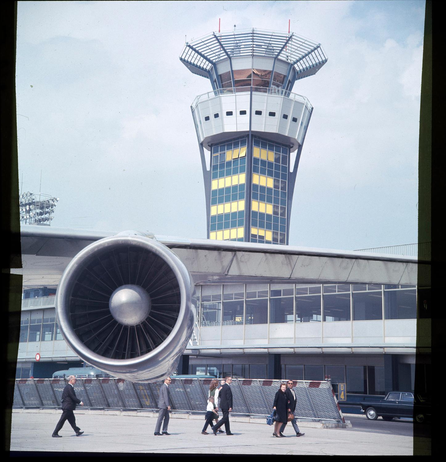 1965, la nouvelle tour de contrôle vue depuis les aires de stationnement des avions.