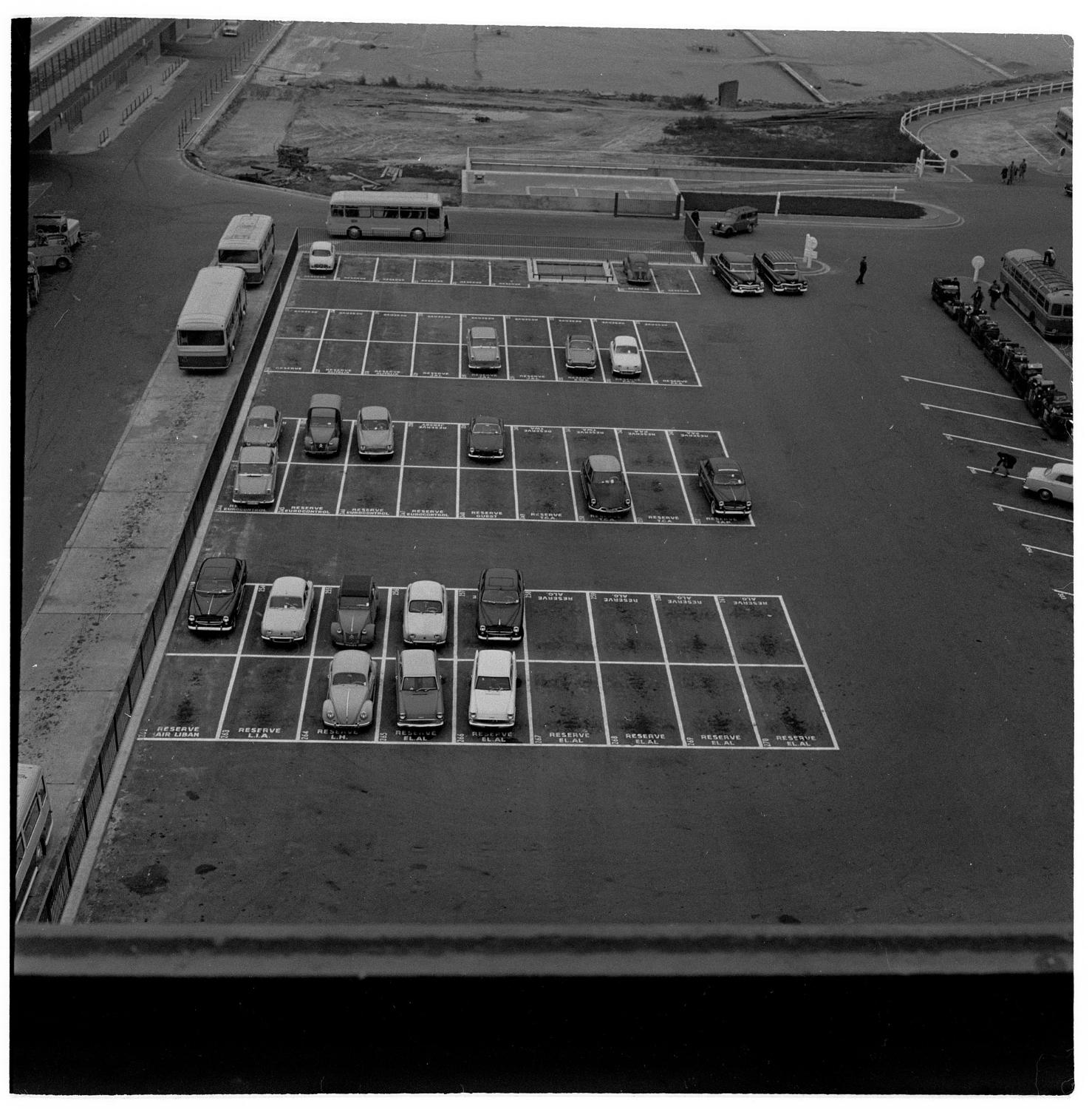 1961 1966, parking du personnel des compagnies aériennes devant la jetée ouest vu depuis l'ouest.