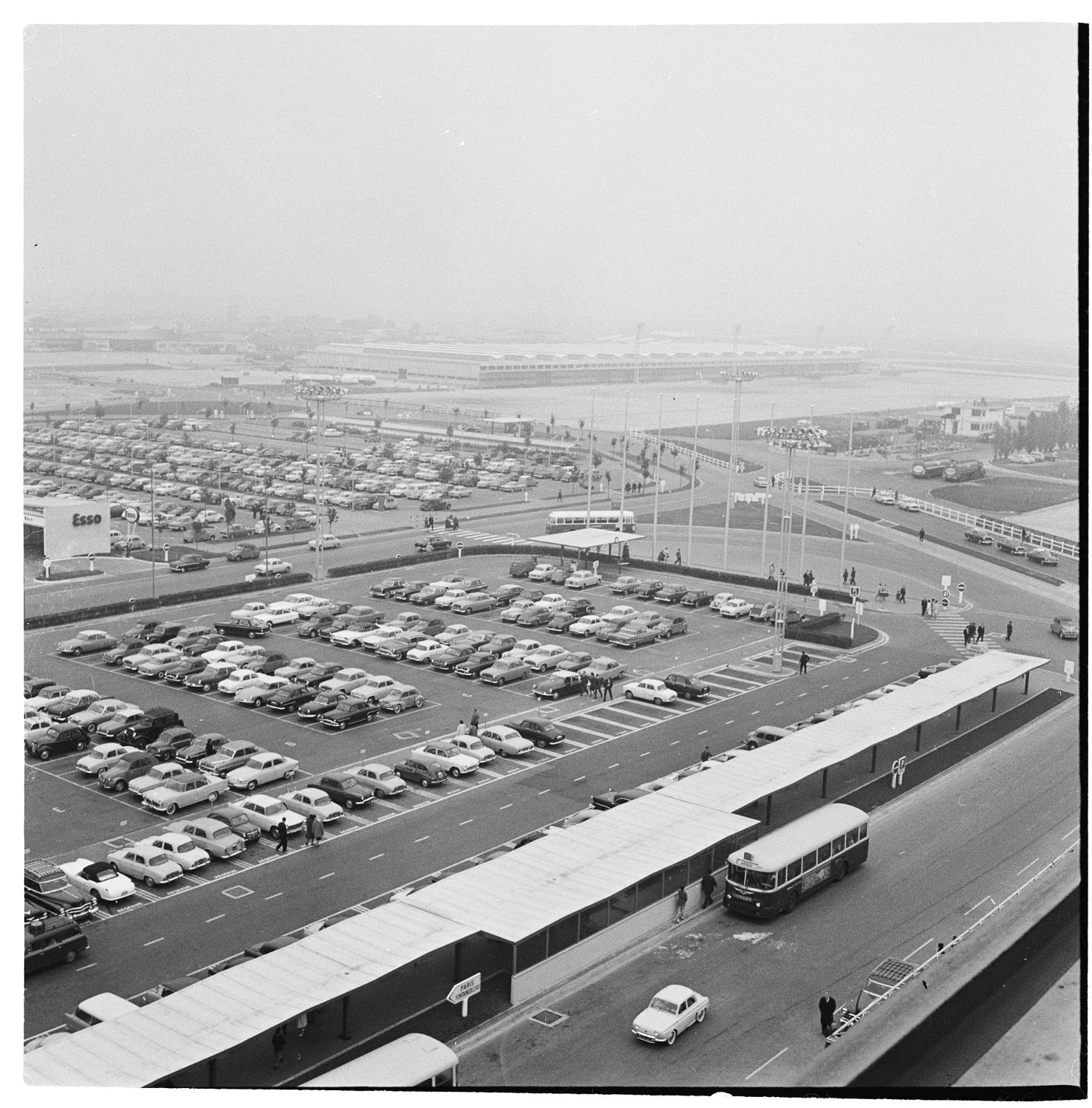 1961, les parkings des Installations terminales vues depuis le 4ème étage des terrasses.