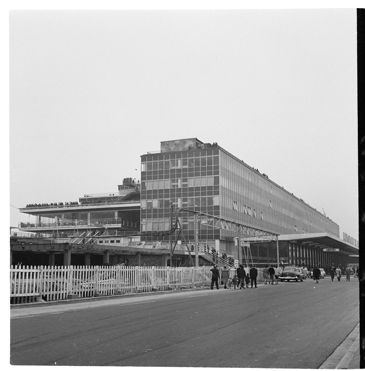 1961 février octobre, les travaux de jonction des Installations Terminales et de l'Aérogare-Sud, vus depuis le nord est.