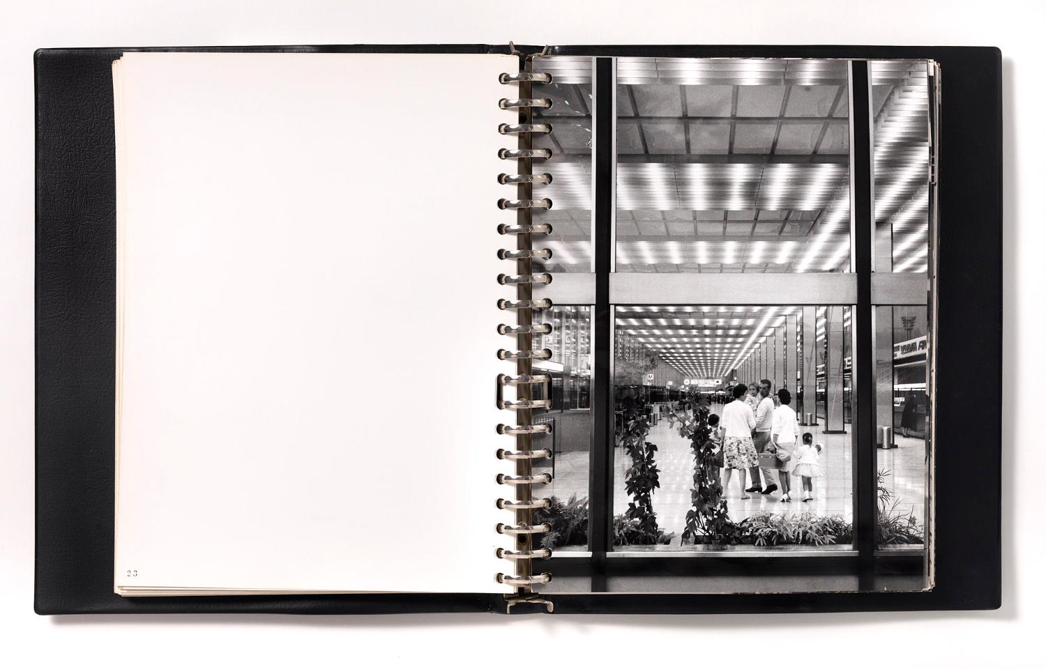 Le Grand Hall, rez-de-chaussée, "Orly Installations Terminales", album de photographies destinées à la presse édité par l'Aéroport de Paris, 1961.