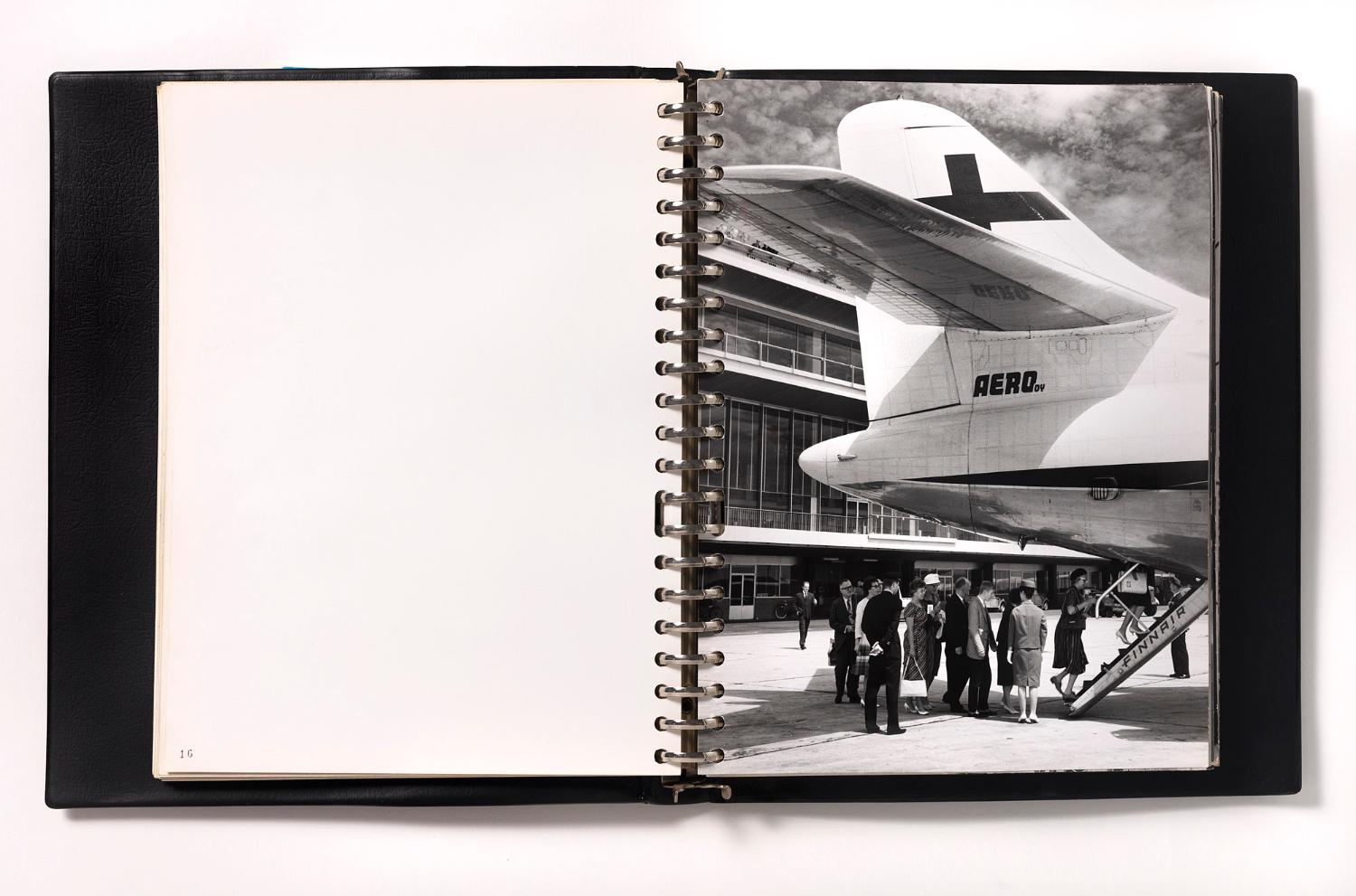 L'embarquement des passagers par la porte à escalier située à l’arrière du fuselage d'une Caravelle de Finnair, "Orly Installations Terminales", album de photographies destinées à la presse édité par l'Aéroport de Paris, 1961.
