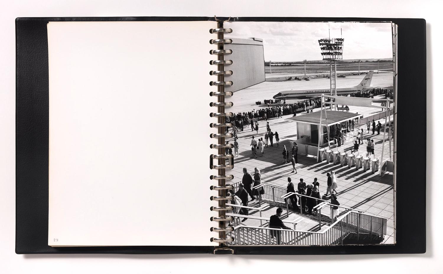 Accès aux terrasses coté ouest., portique d'accès dessiné par Jean Prouvé. "Orly Installations Terminales", album de photographies destinées à la presse édité par l'Aéroport de Paris, 1961.
