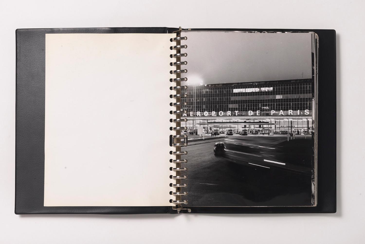 Le parvis du Grand Hall, "Orly Installations Terminales", album de photographies destinées à la presse édité par l'Aéroport de Paris, 1961.
