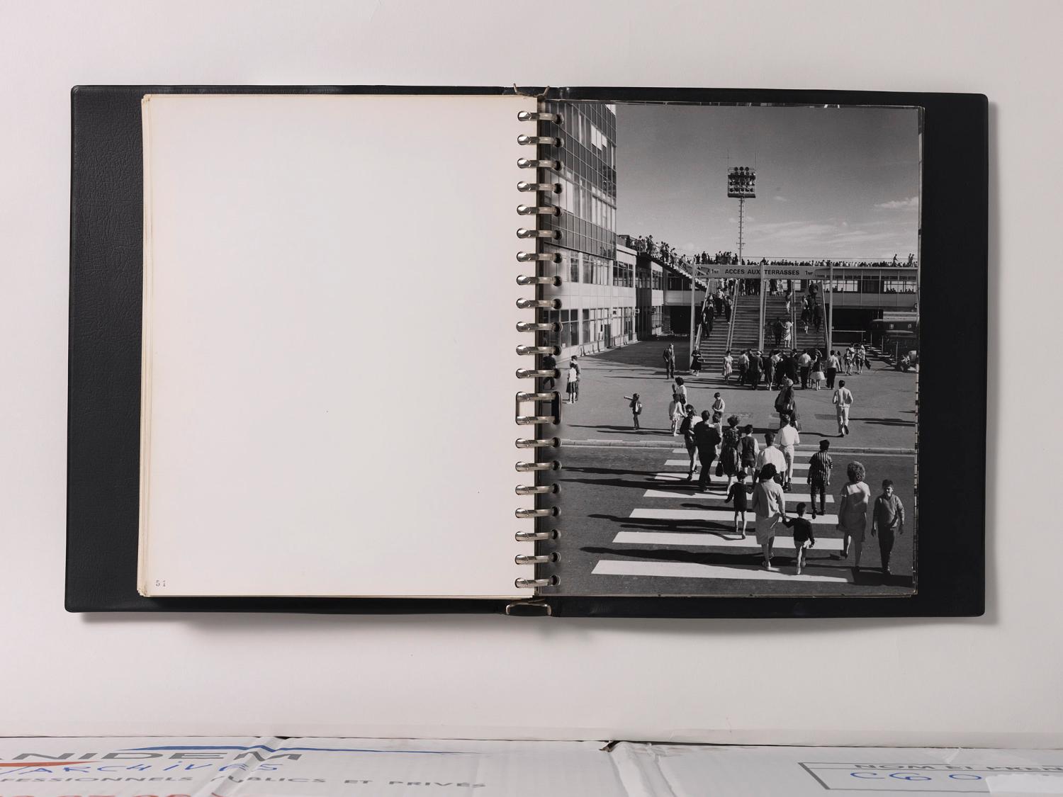 Accès aux terrasses coté ouest, "Orly Installations Terminales", album de photographies destinées à la presse édité par l'Aéroport de Paris, 1961.