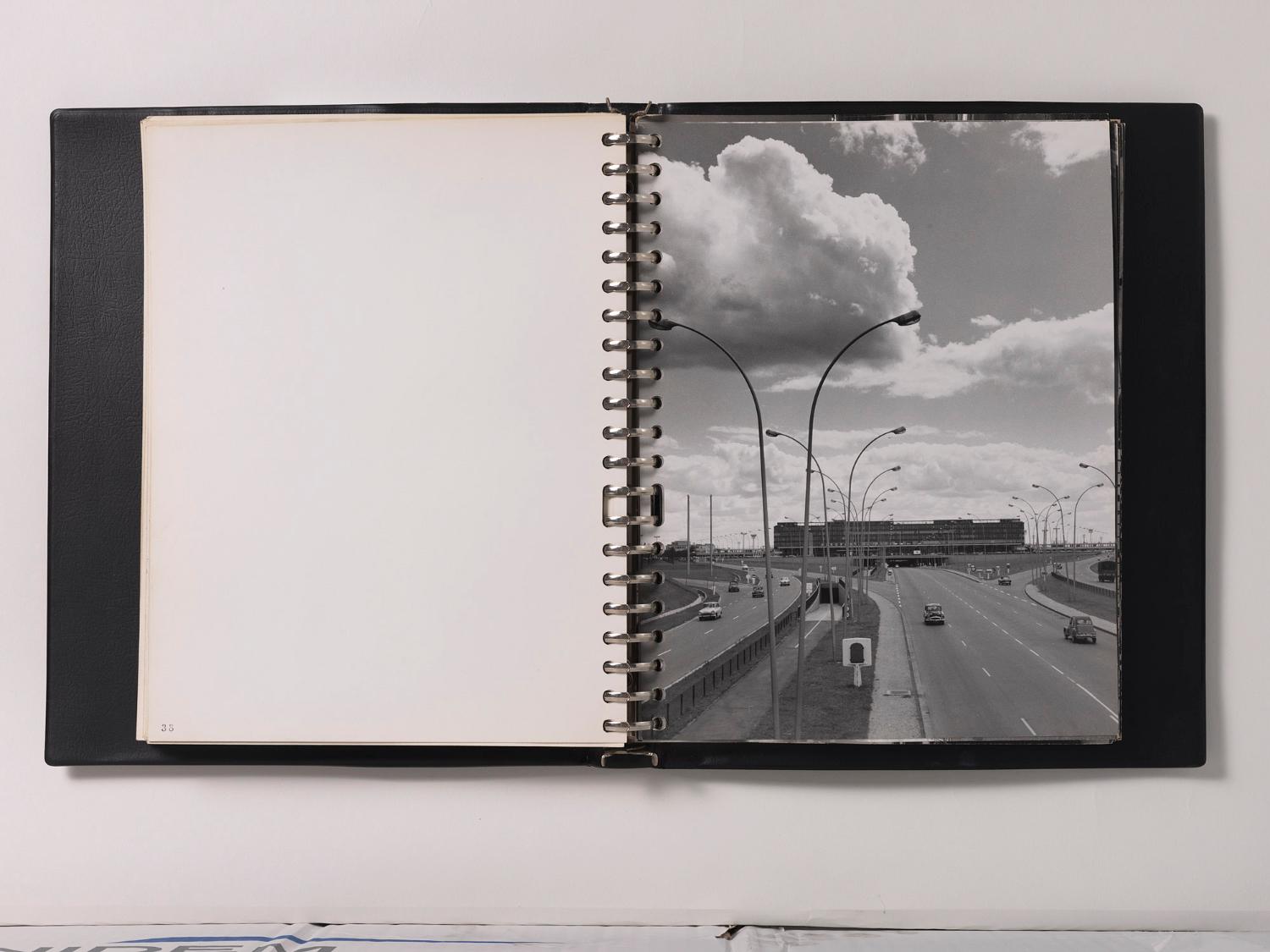 Les Installations terminales vues depuis le nord, "Orly Installations Terminales", album de photographies destinées à la presse édité par l'Aéroport de Paris, 1961.
