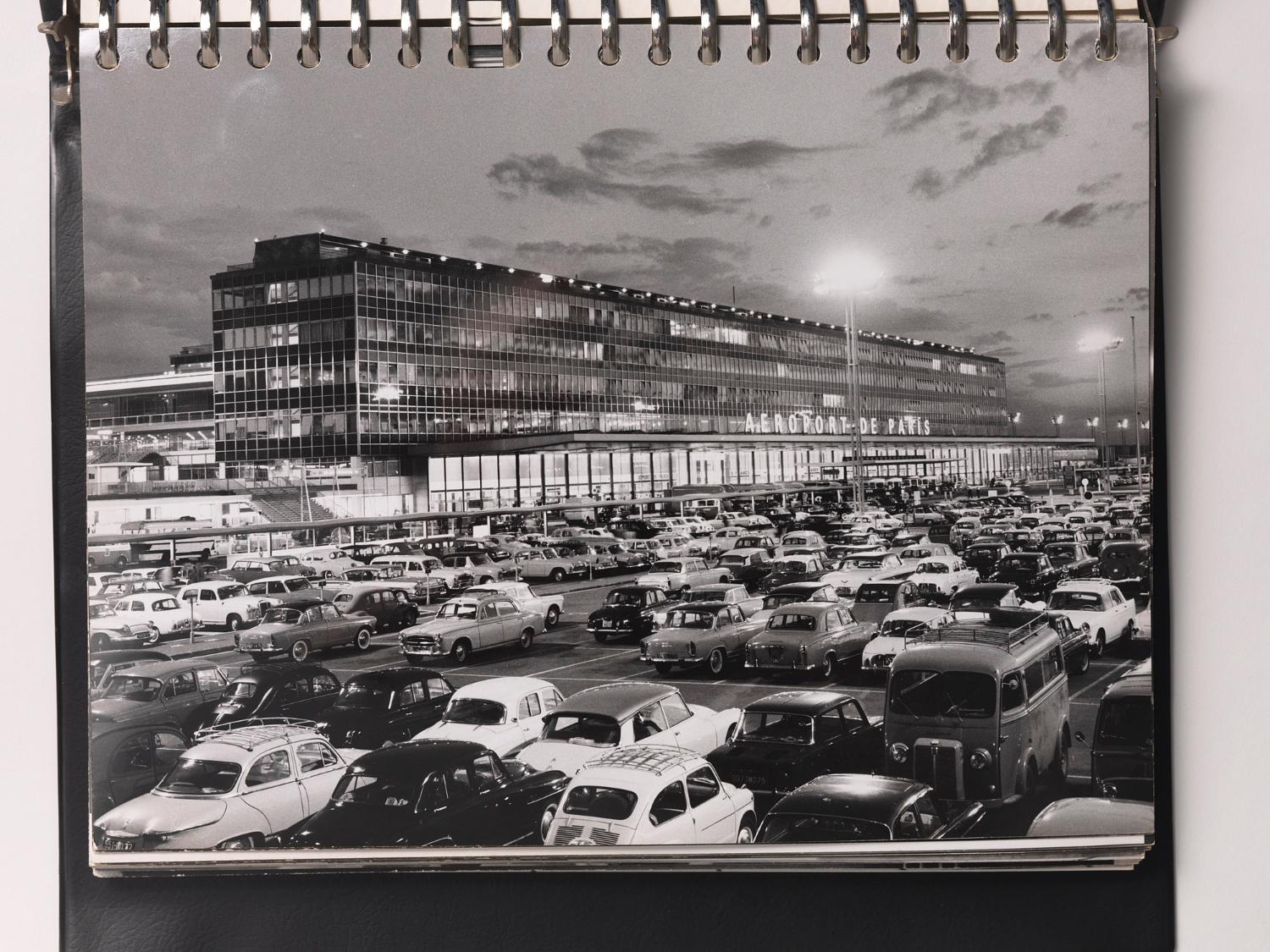 Les Installations terminales vues depuis le nord est, "Orly Installations Terminales", album de photographies destinées à la presse édité par l'Aéroport de Paris, 1961.