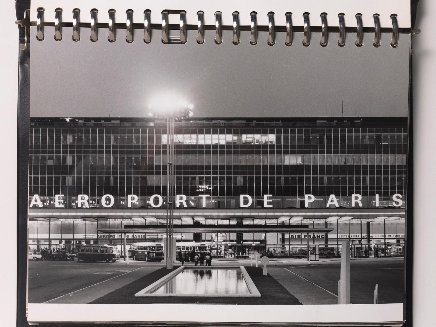 Le parvis du Grand Hall,  "Orly Installations Terminales", album de photographies destinées à la presse édité par l'Aéroport de Paris, 1961.