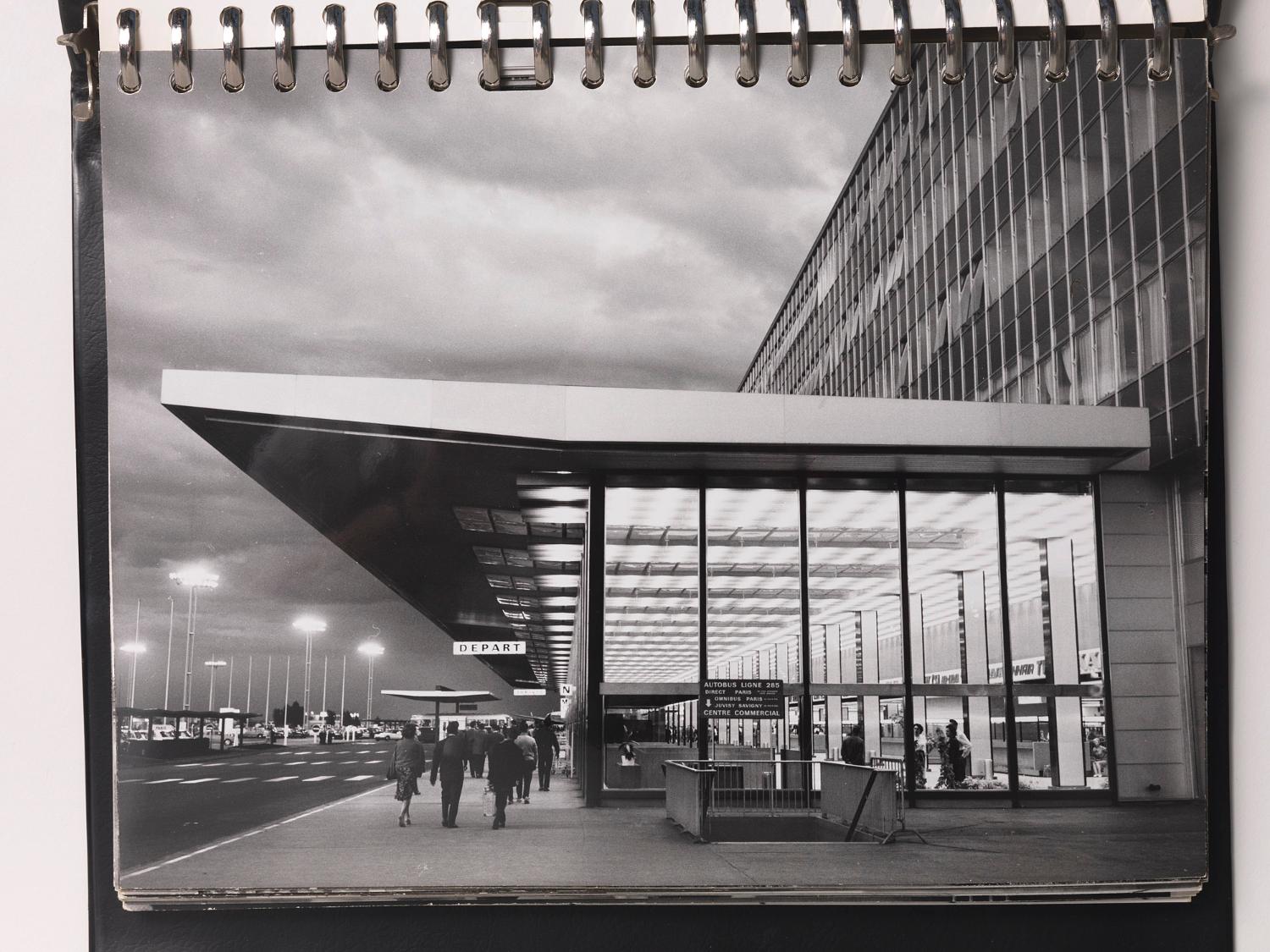Le parvis du Grand Hall, "Orly Installations Terminales", album de photographies destinées à la presse édité par l'Aéroport de Paris, 1961.
