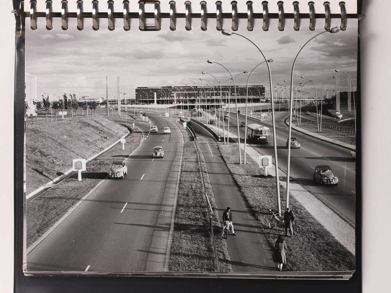 Les Installations terminales vues depuis le nord, "Orly Installations Terminales", album de photographies destinées à la presse édité par l'Aéroport de Paris, 1961.