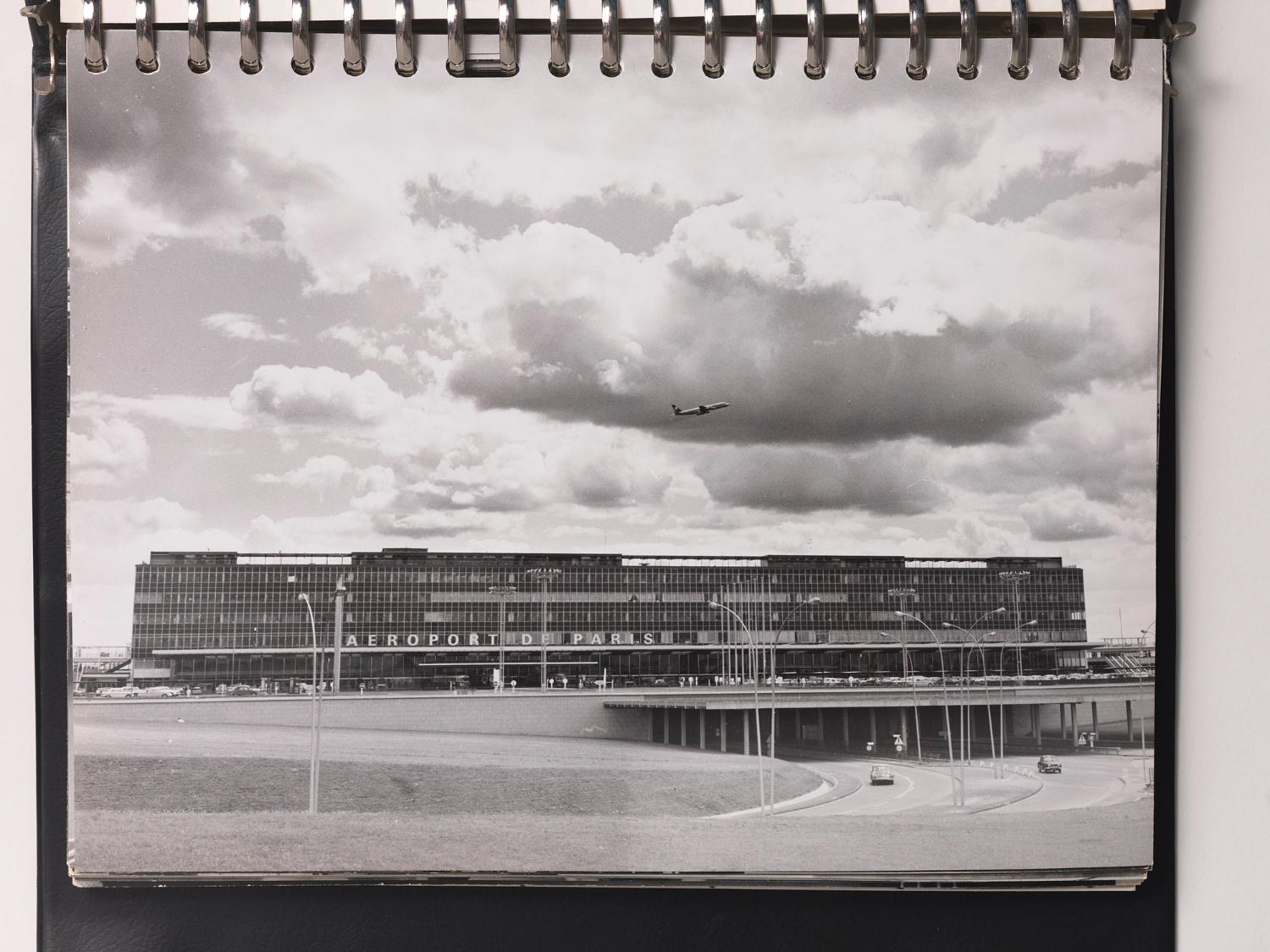 Les Installations terminales vues depuis le nord, "Orly Installations Terminales", album de photographies destinées à la presse édité par l'Aéroport de Paris, 1961.