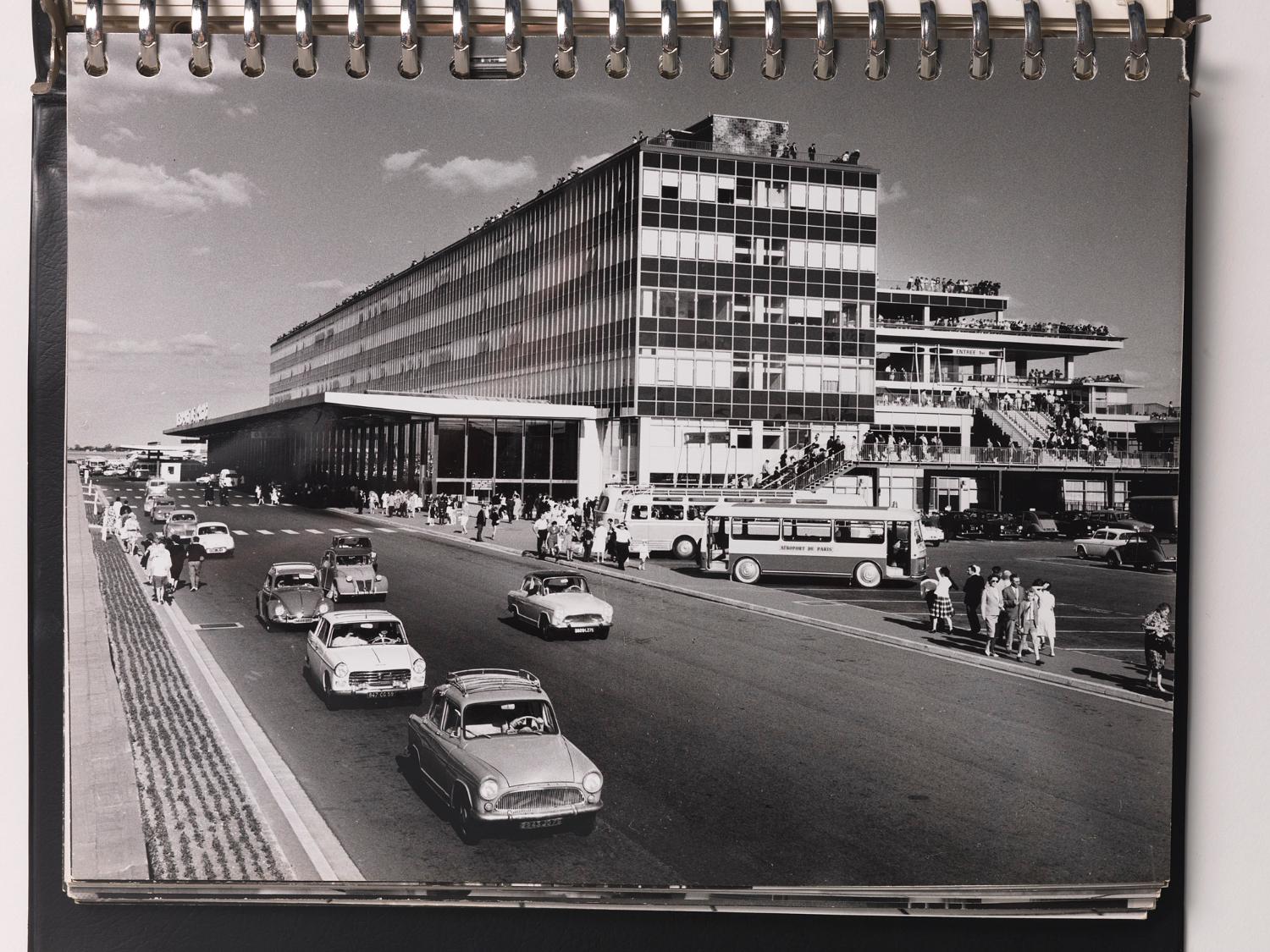 Les Installations terminales vues depuis le nord ouest, "Orly Installations Terminales", album de photographies destinées à la presse édité par l'Aéroport de Paris, 1961.