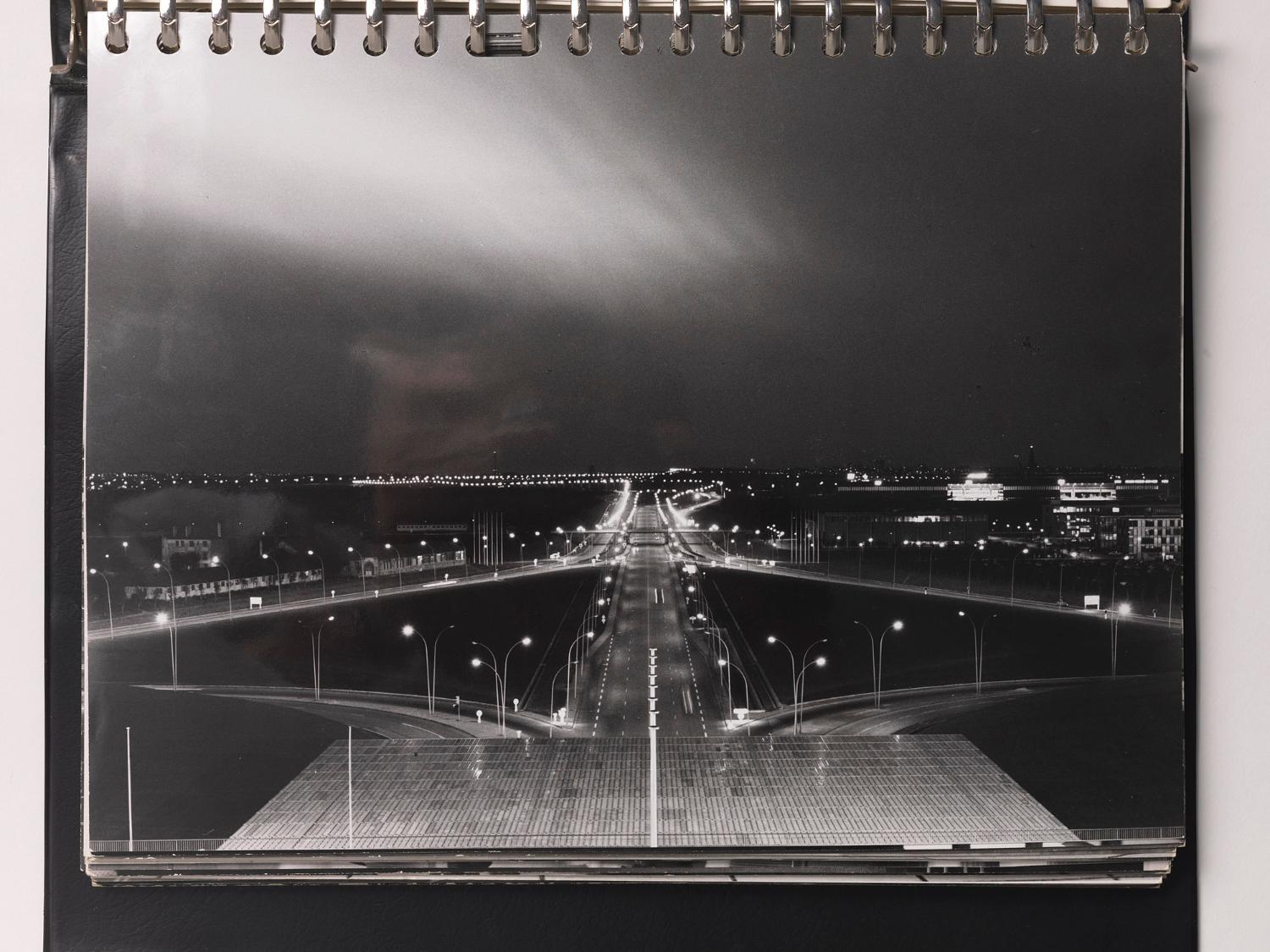 La Nationale 7 vue depuis les Installations terminales, "Orly Installations Terminales", album de photographies destinées à la presse édité par l'Aéroport de Paris, 1961.