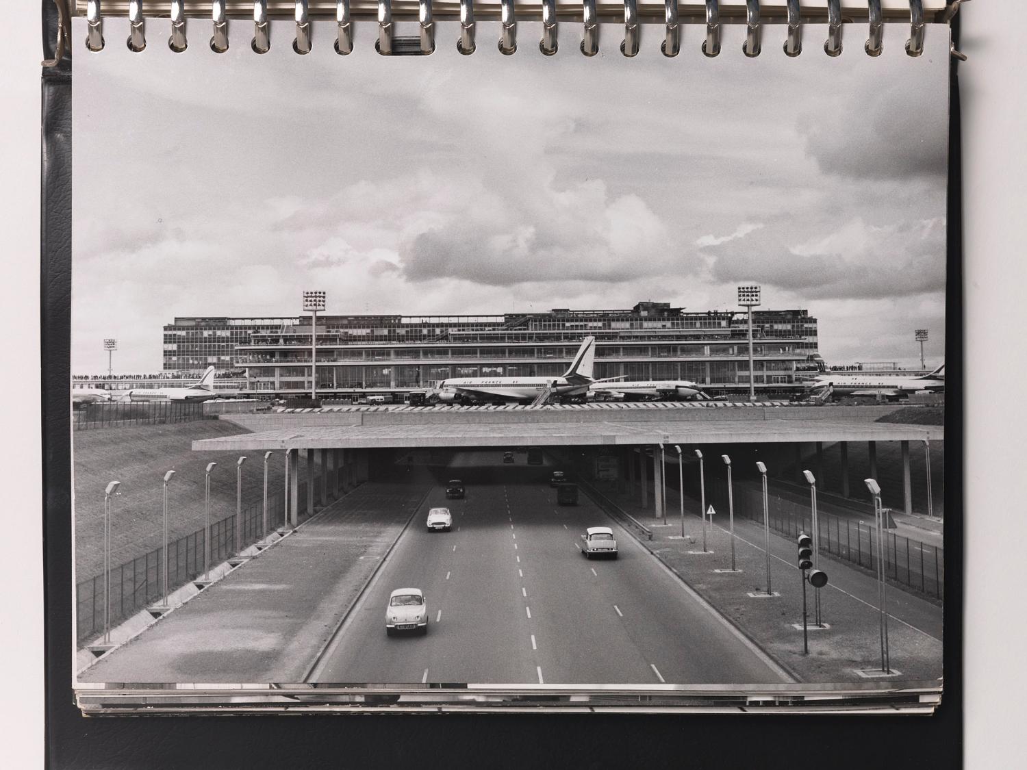 Les Installations terminales vues depuis le sud, "Orly Installations Terminales", album de photographies destinées à la presse édité par l'Aéroport de Paris, 1961.