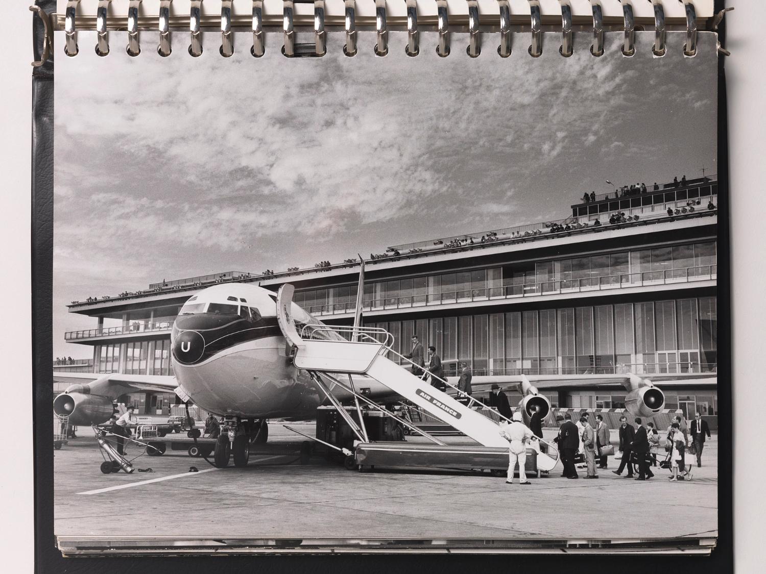 L'embarquement des passagers: l'accès à un Boeing 707 d'Air France par une rampe mobile, "Orly Installations Terminales", album de photographies destinées à la presse édité par l'Aéroport de Paris, 1961.