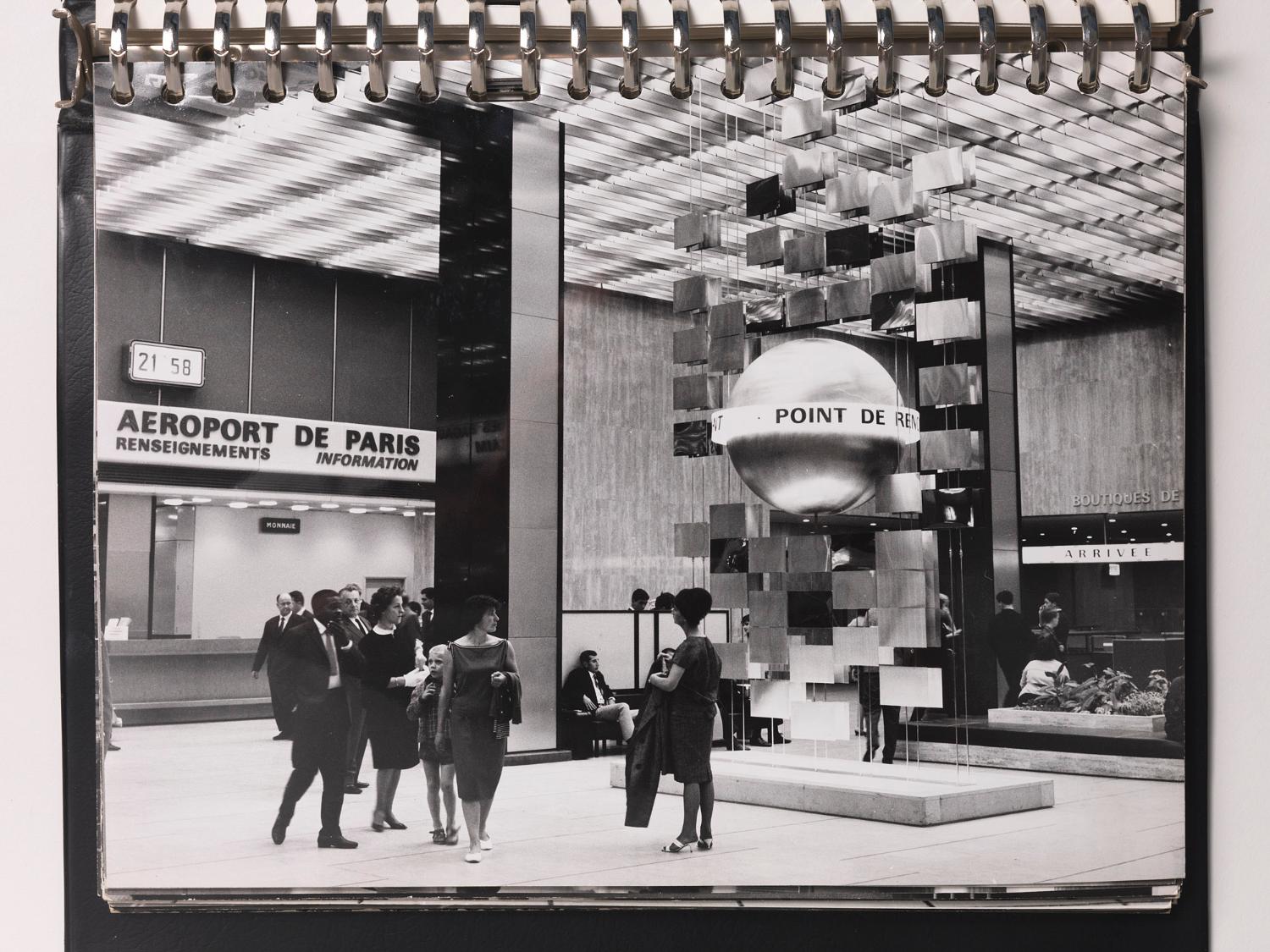 Le point de rencontre, rez-de-chaussée, "Orly Installations Terminales", album de photographies destinées à la presse édité par l'Aéroport de Paris, 1961.