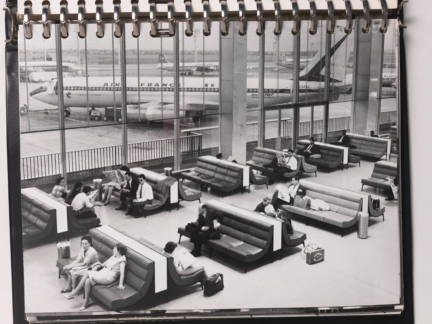 La Galerie marchande, 1er étage, "Orly Installations Terminales", album de photographies destinées à la presse édité par l'Aéroport de Paris, 1961.