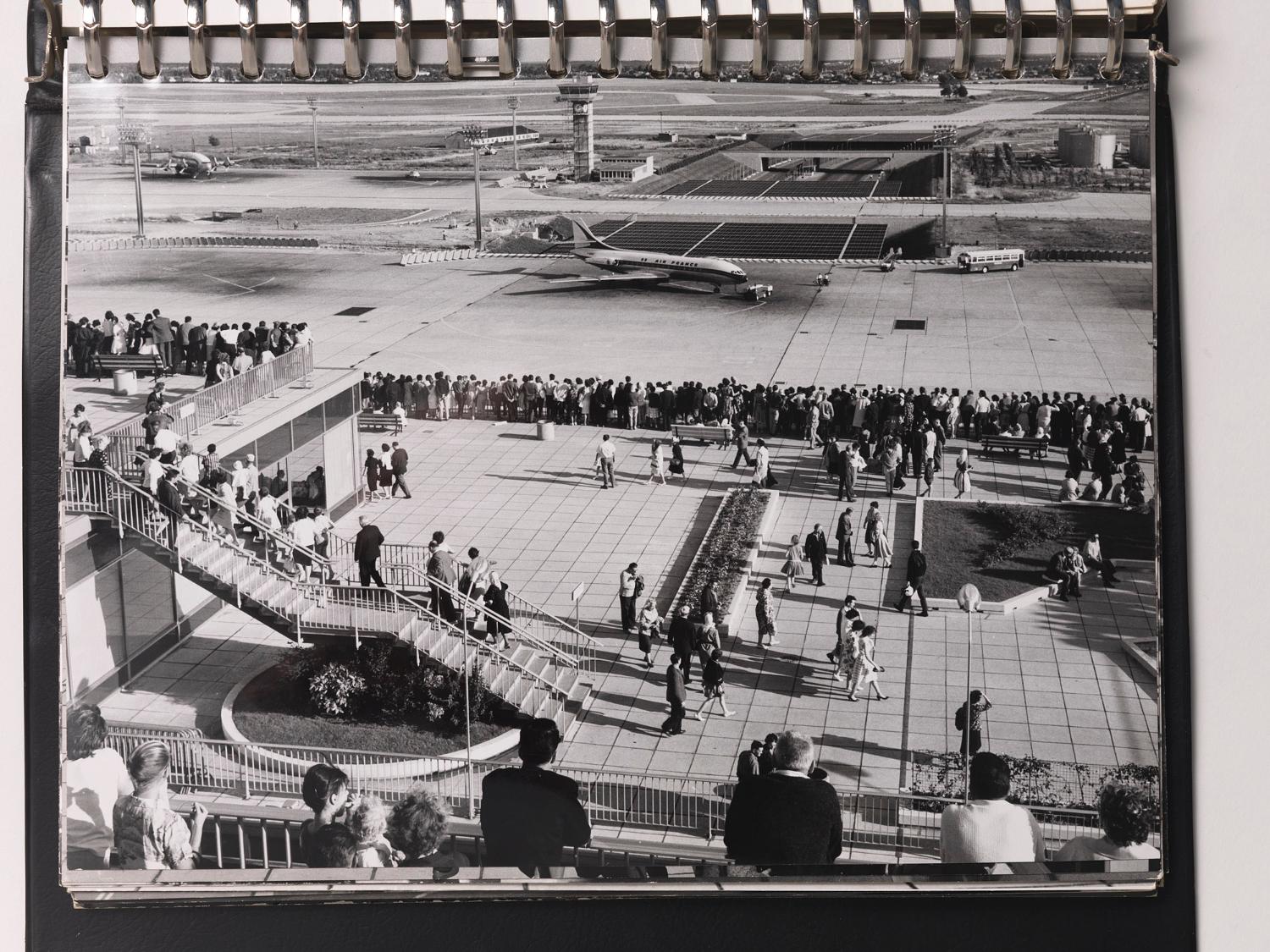 Les terrasses, 4ème étage, "Orly Installations Terminales", album de photographies destinées à la presse édité par l'Aéroport de Paris, 1961.