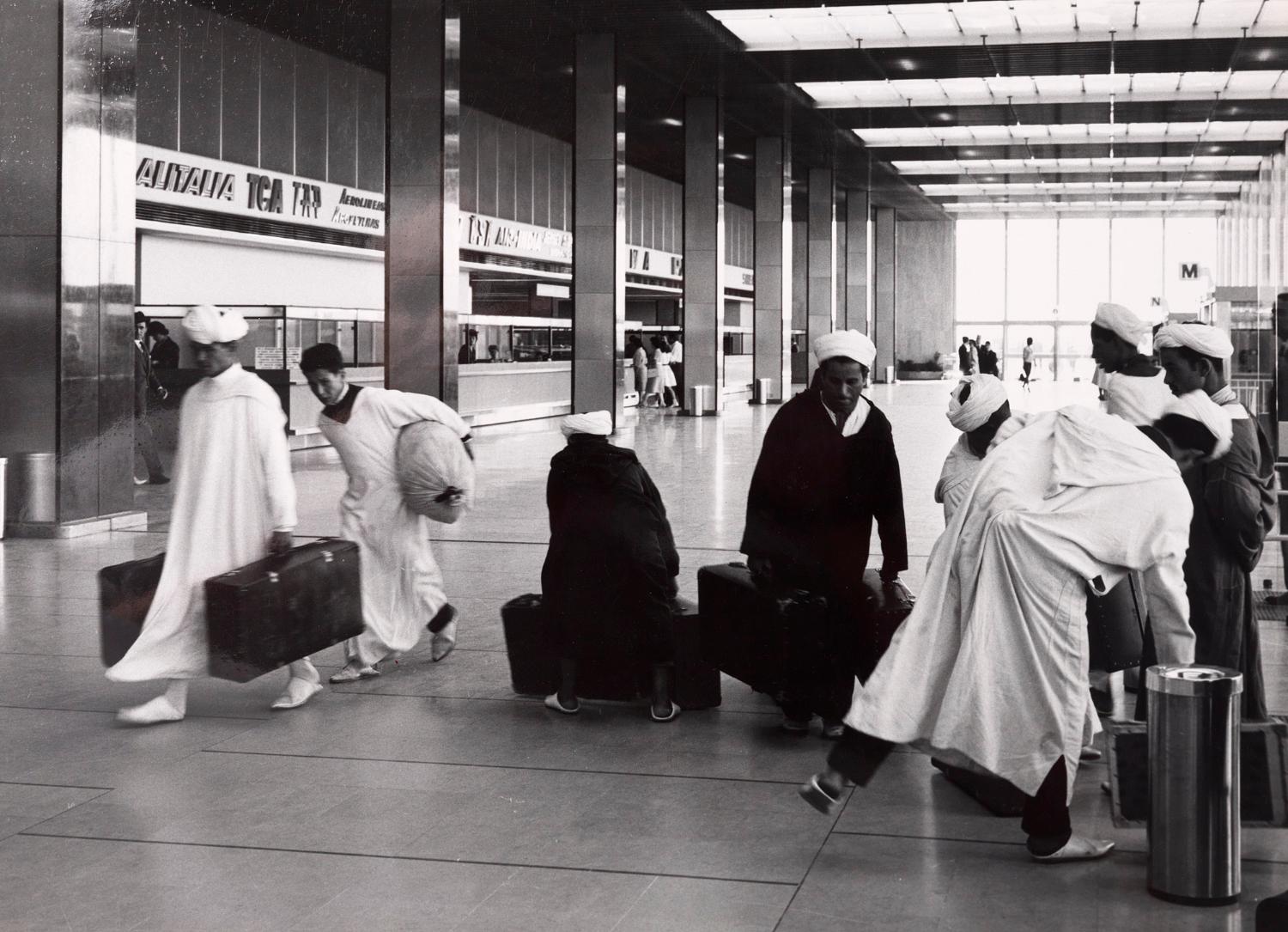 Le Grand Hall, rez-de-chaussée, "Orly Installations Terminales", album de photographies destinées à la presse édité par l'Aéroport de Paris, 1961.