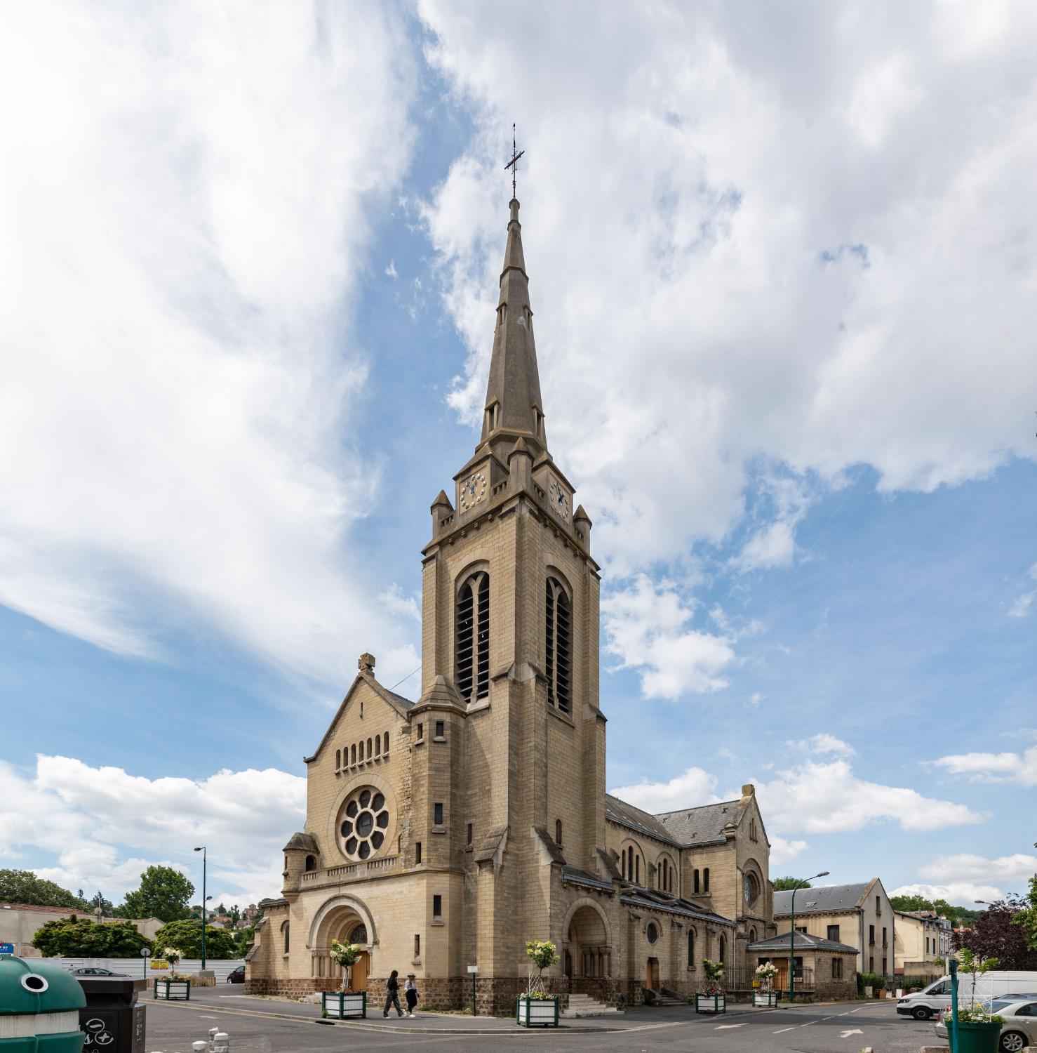 Vue générale de l'église Saint-Pierre-Saint-Paul de Sannois. 