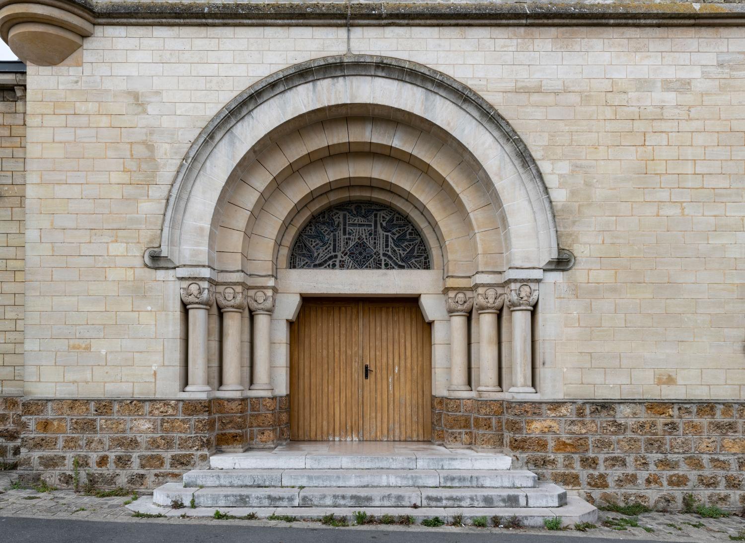 Détail du portail de l'église. 