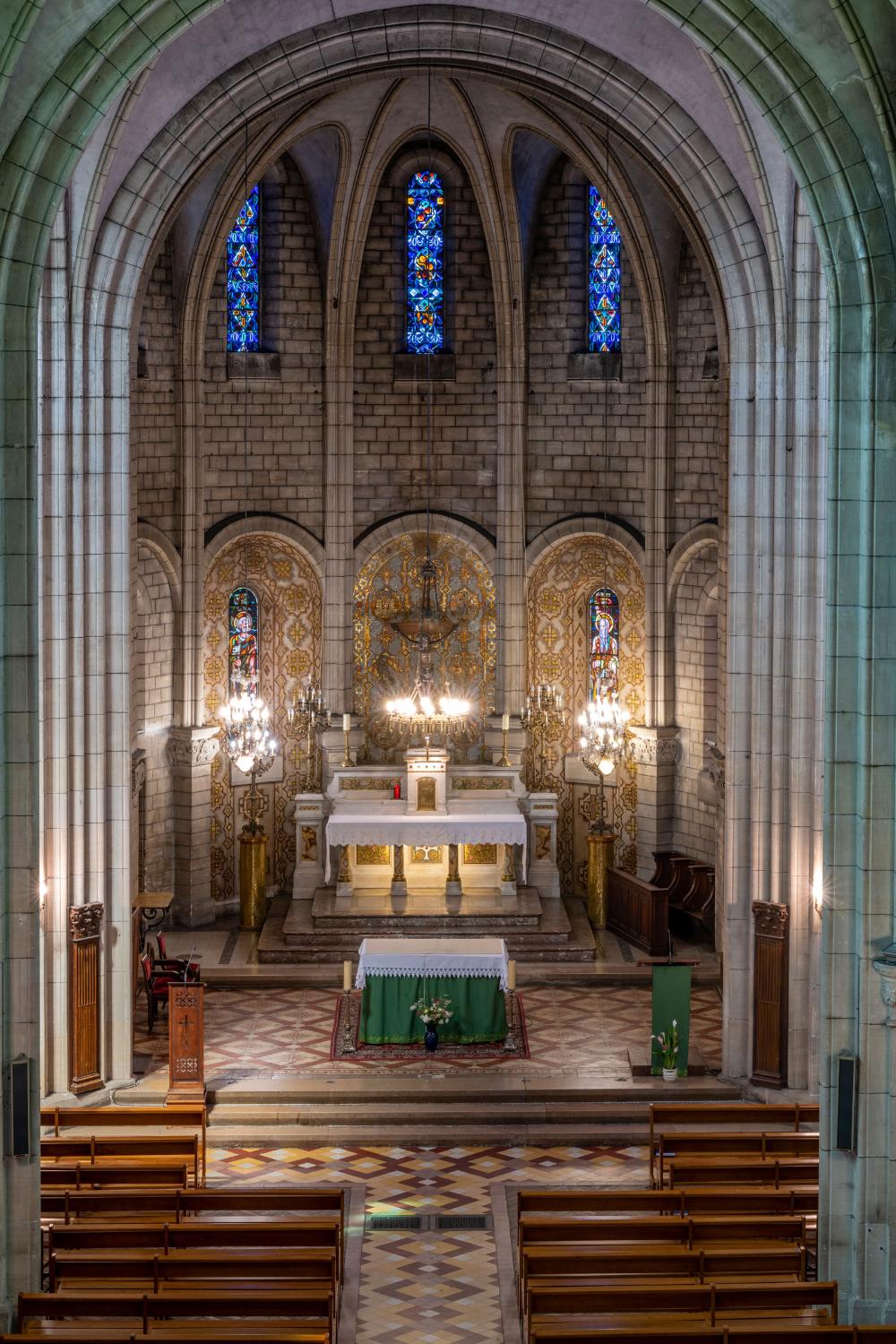 Vue générale de la nef et du chœur. 