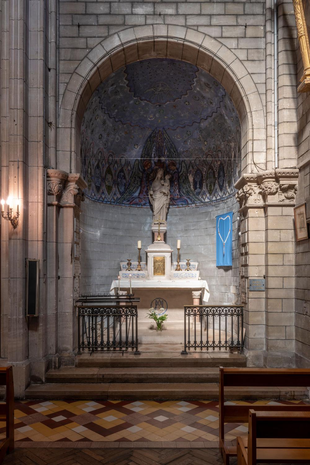 Vue générale de la chapelle dédiée à Marie, décorée par les ateliers Mauméjean. 