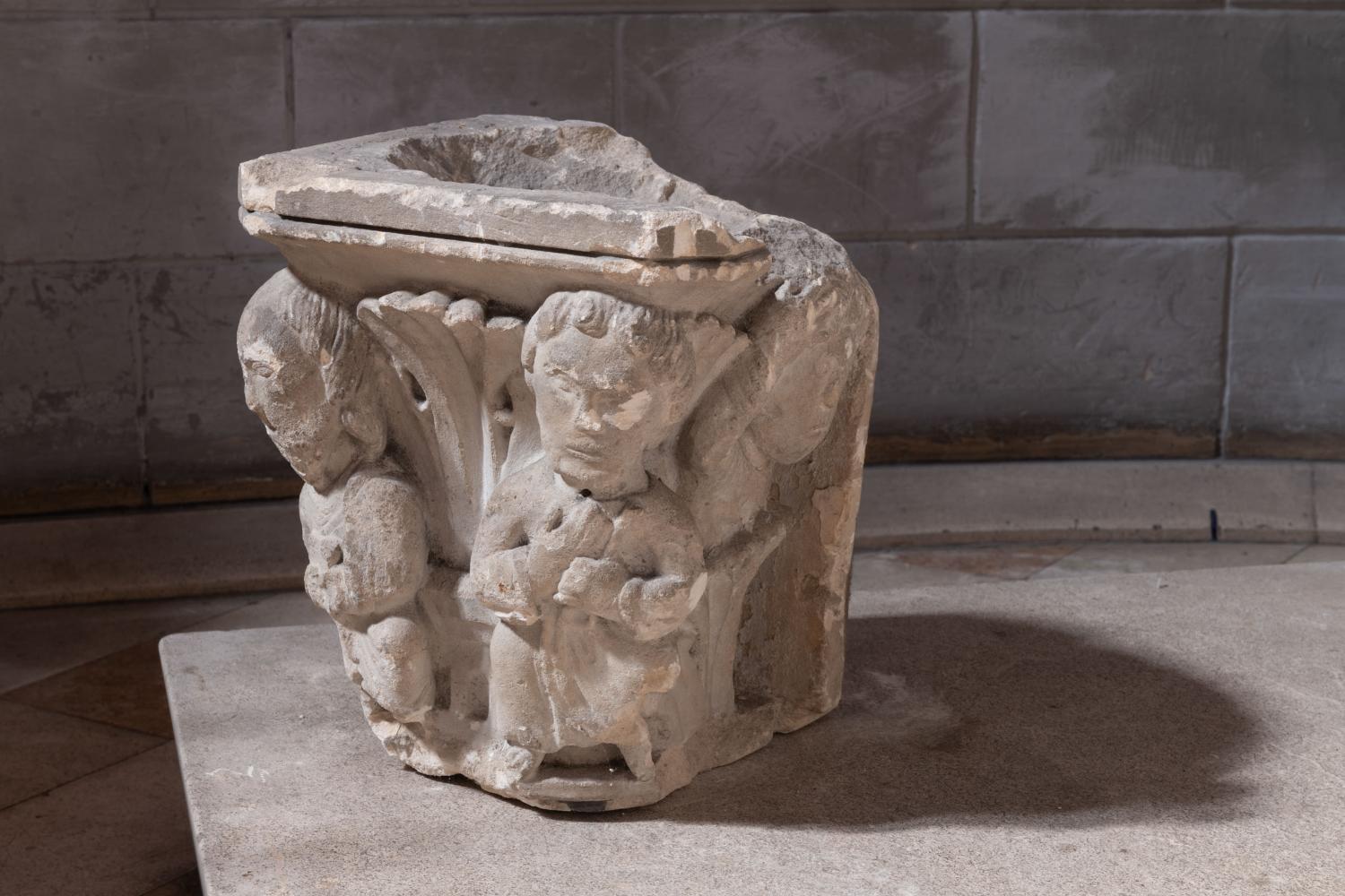 Détail du chapiteau roman du XIIe siècle. 