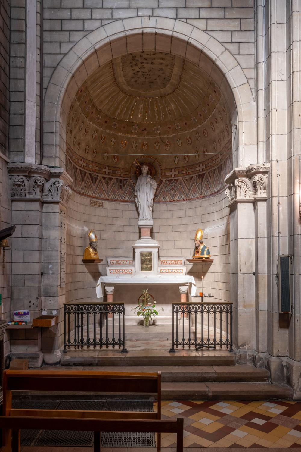 Vue générale de la chapelle dédiée à Joseph, décorée par les ateliers Mauméjean. 