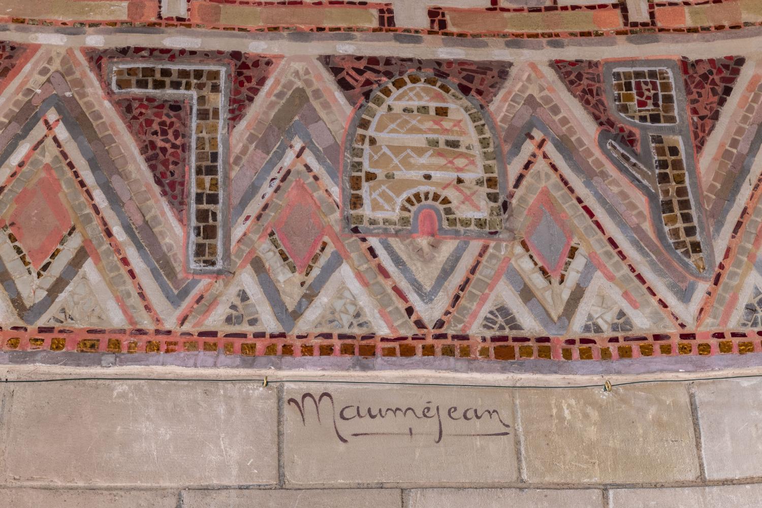 Signature des ateliers Mauméjean, en-dessous d'une frise montrant la parenté revendiquée de leur travail avec les mosaïques byzantines. 