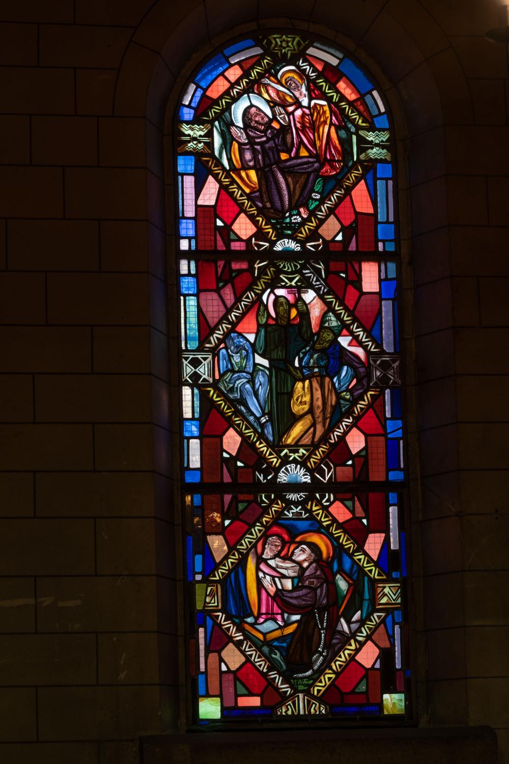 Vue générale du vitrail de Valentine Reyre dédié aux trois grands saints missionnaires, Saint-François Xavier, Saint-François d'Assise et Saint-Antoine de Padoue. 