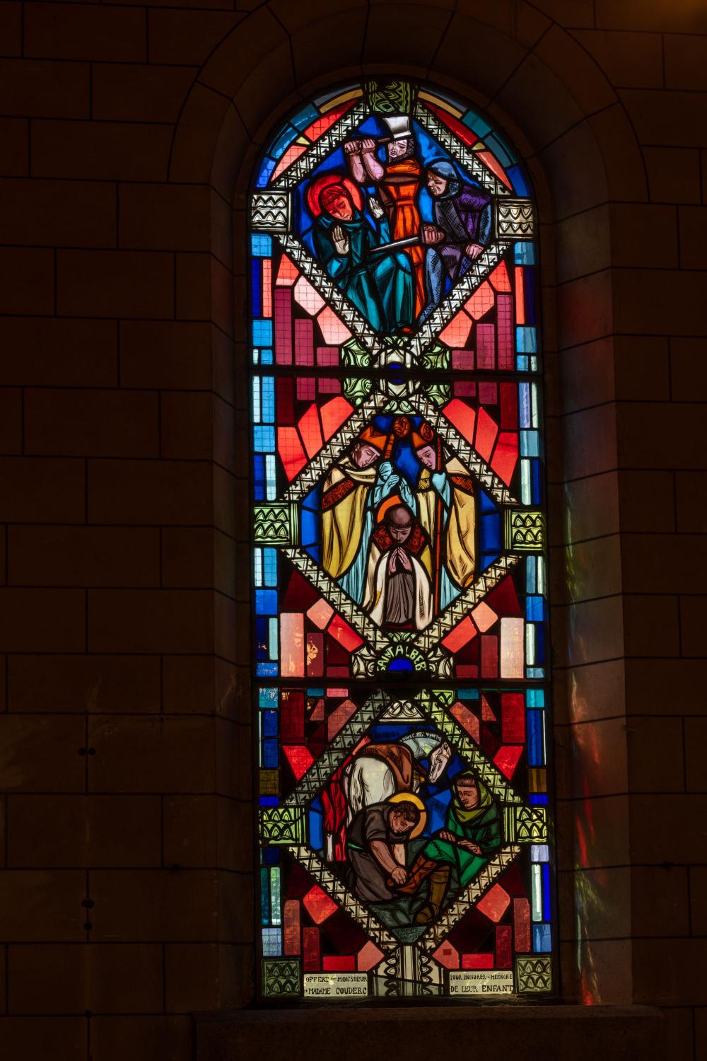 Vue générale du vitrail de Valentine Reyre dédié à la vie de Saint-Albert. 